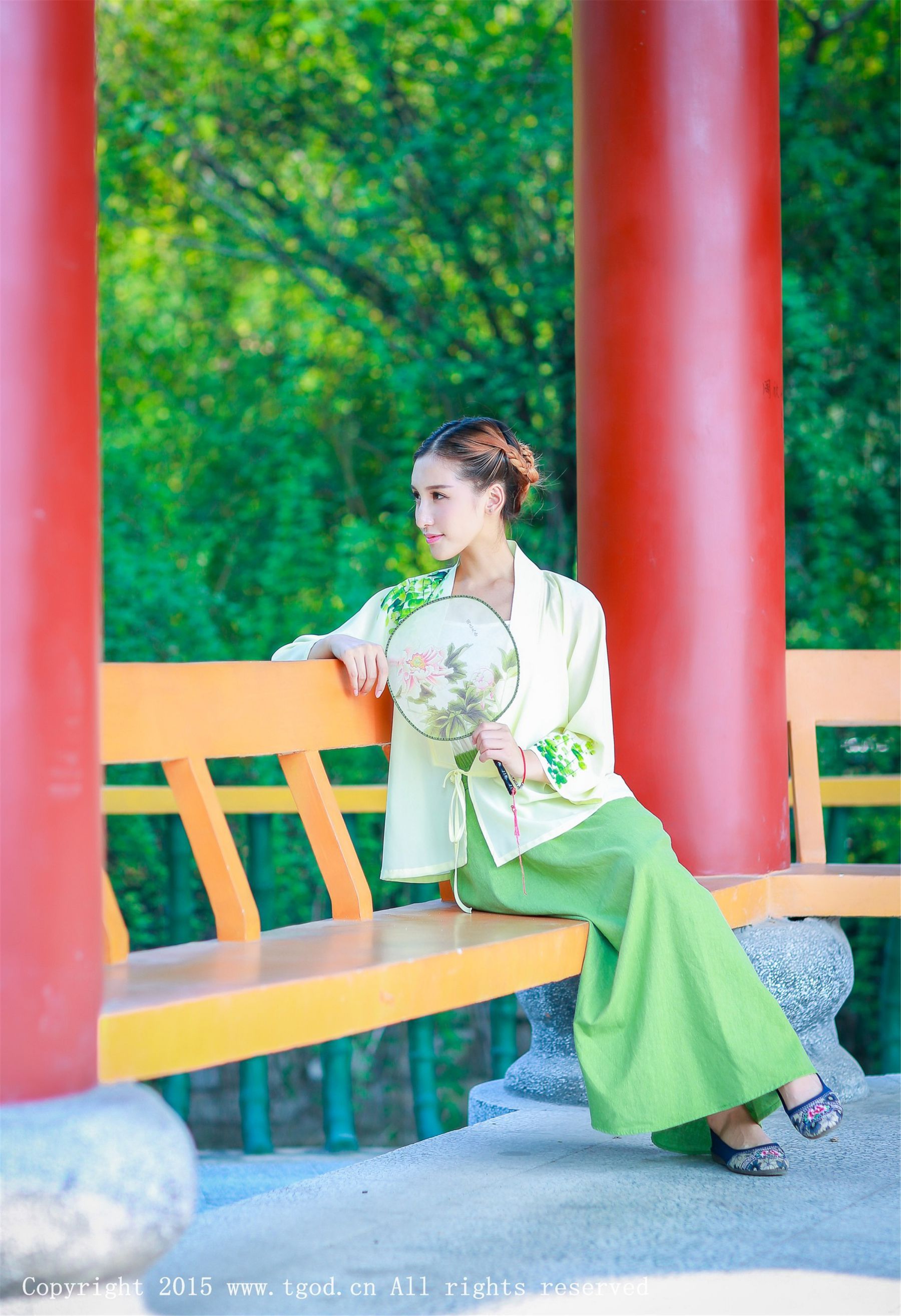 艾希ICE《女神身着清新汉服 从湖畔缓缓走来》  写真集-图14