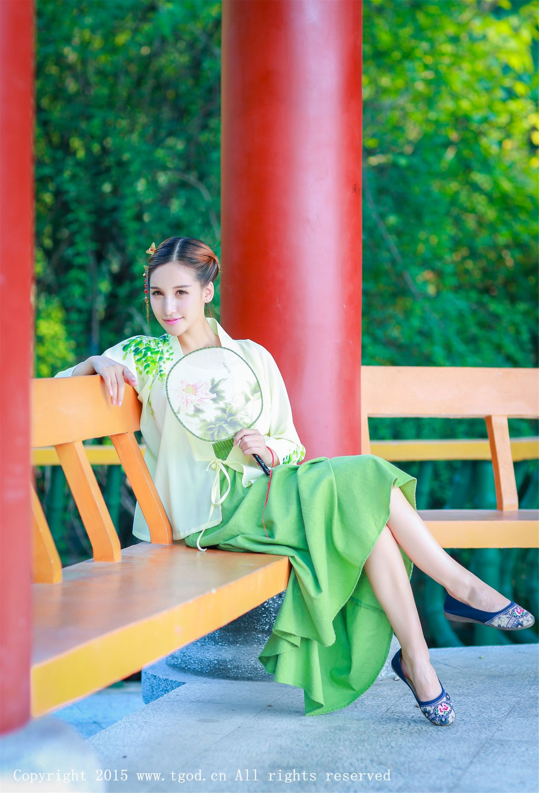 艾希ICE《女神身着清新汉服 从湖畔缓缓走来》  写真集-图16