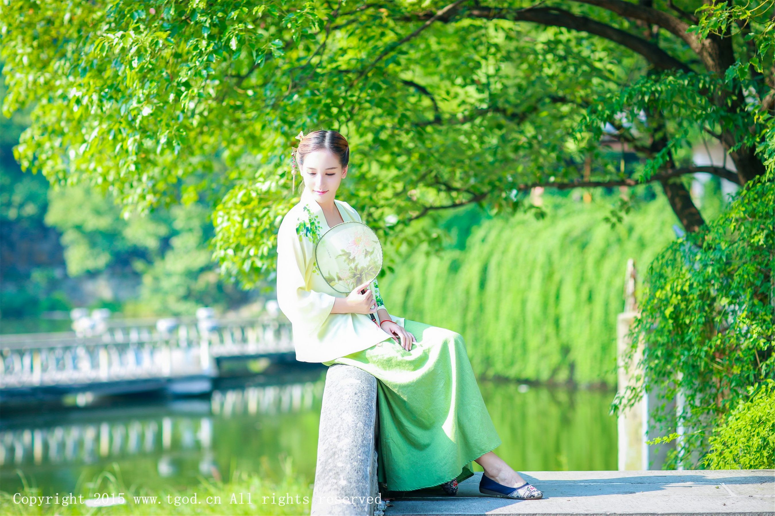 艾希ICE《女神身着清新汉服 从湖畔缓缓走来》  写真集-图18