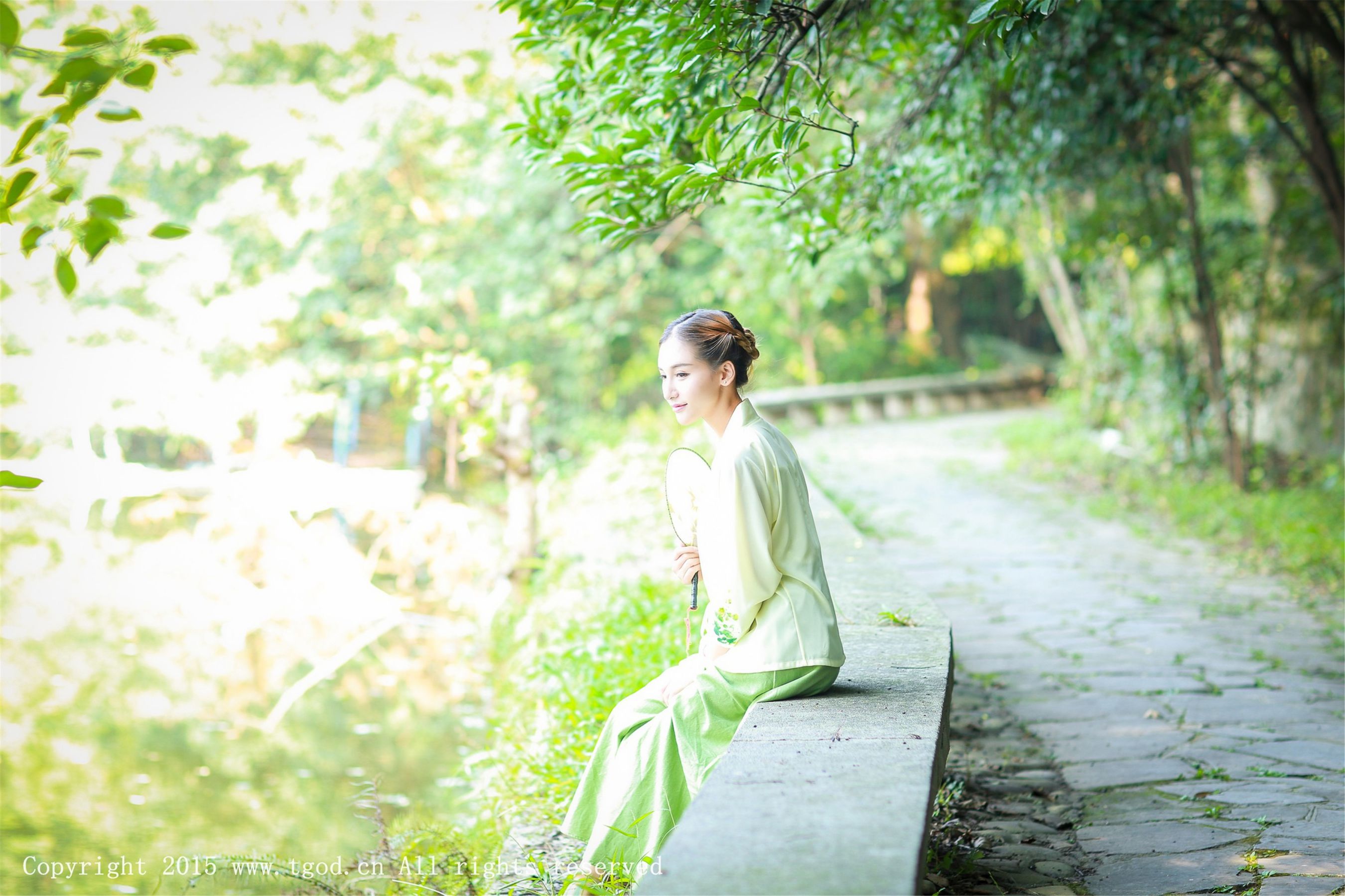 艾希ICE《女神身着清新汉服 从湖畔缓缓走来》  写真集-图1