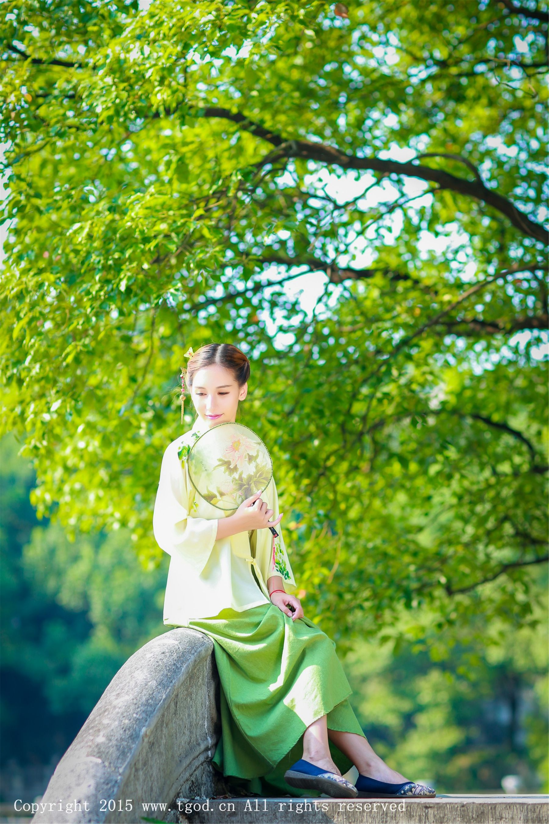 艾希ICE《女神身着清新汉服 从湖畔缓缓走来》  写真集-图19