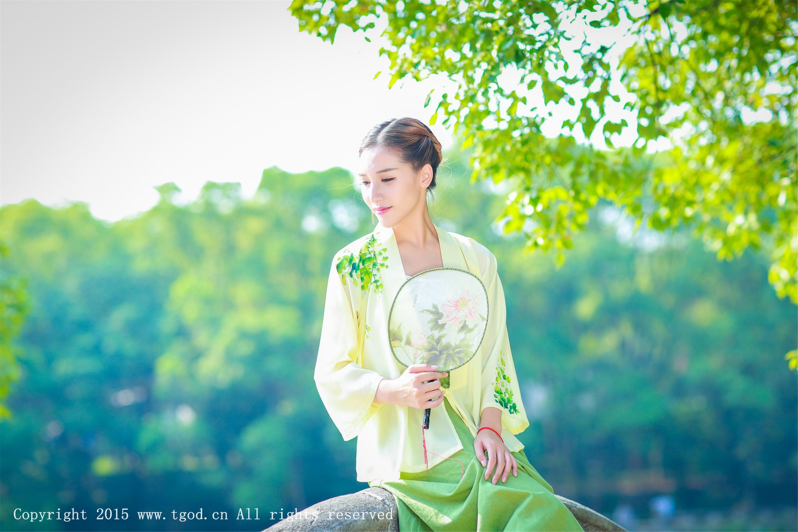 艾希ICE《女神身着清新汉服 从湖畔缓缓走来》  写真集-图20