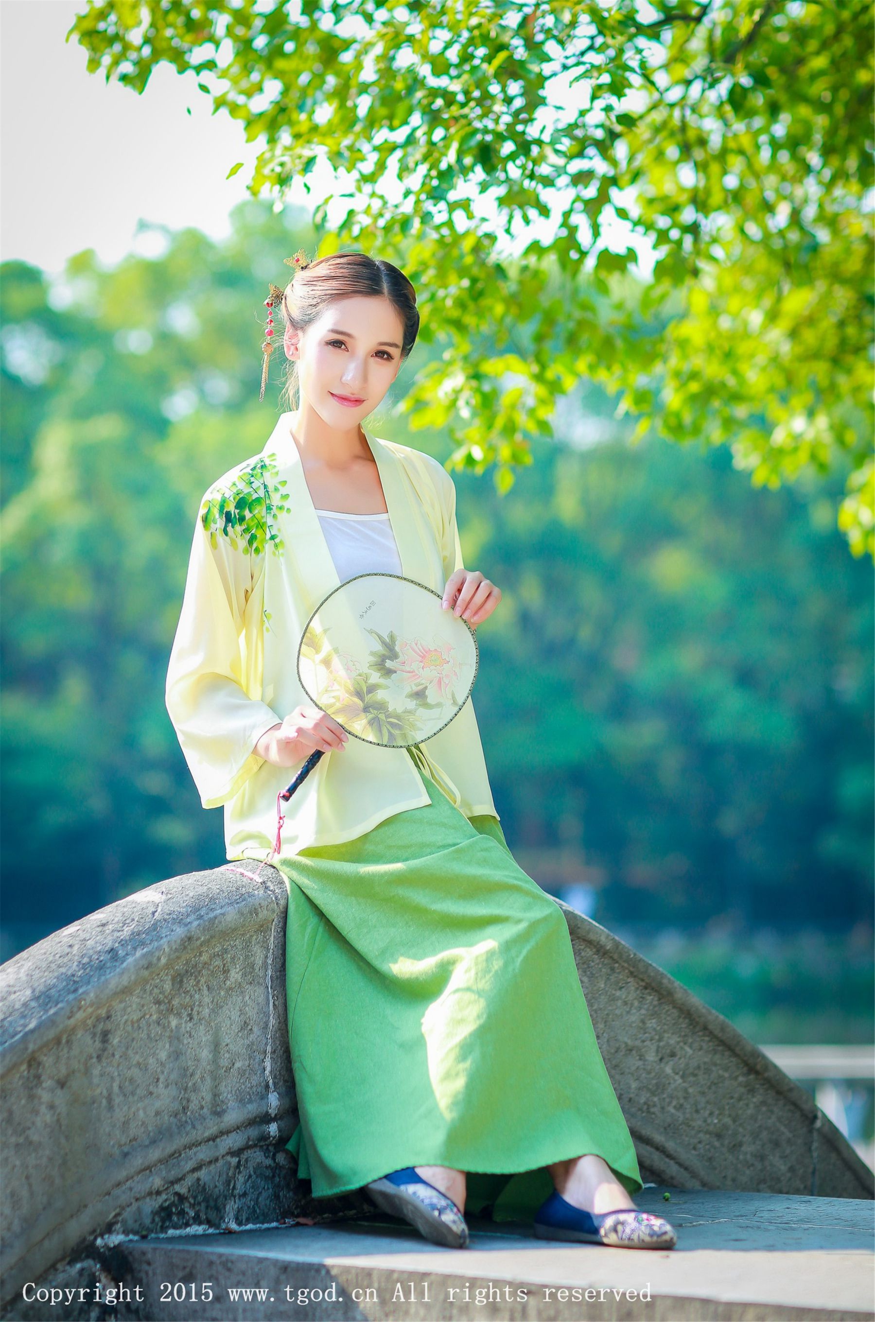 艾希ICE《女神身着清新汉服 从湖畔缓缓走来》  写真集-图21