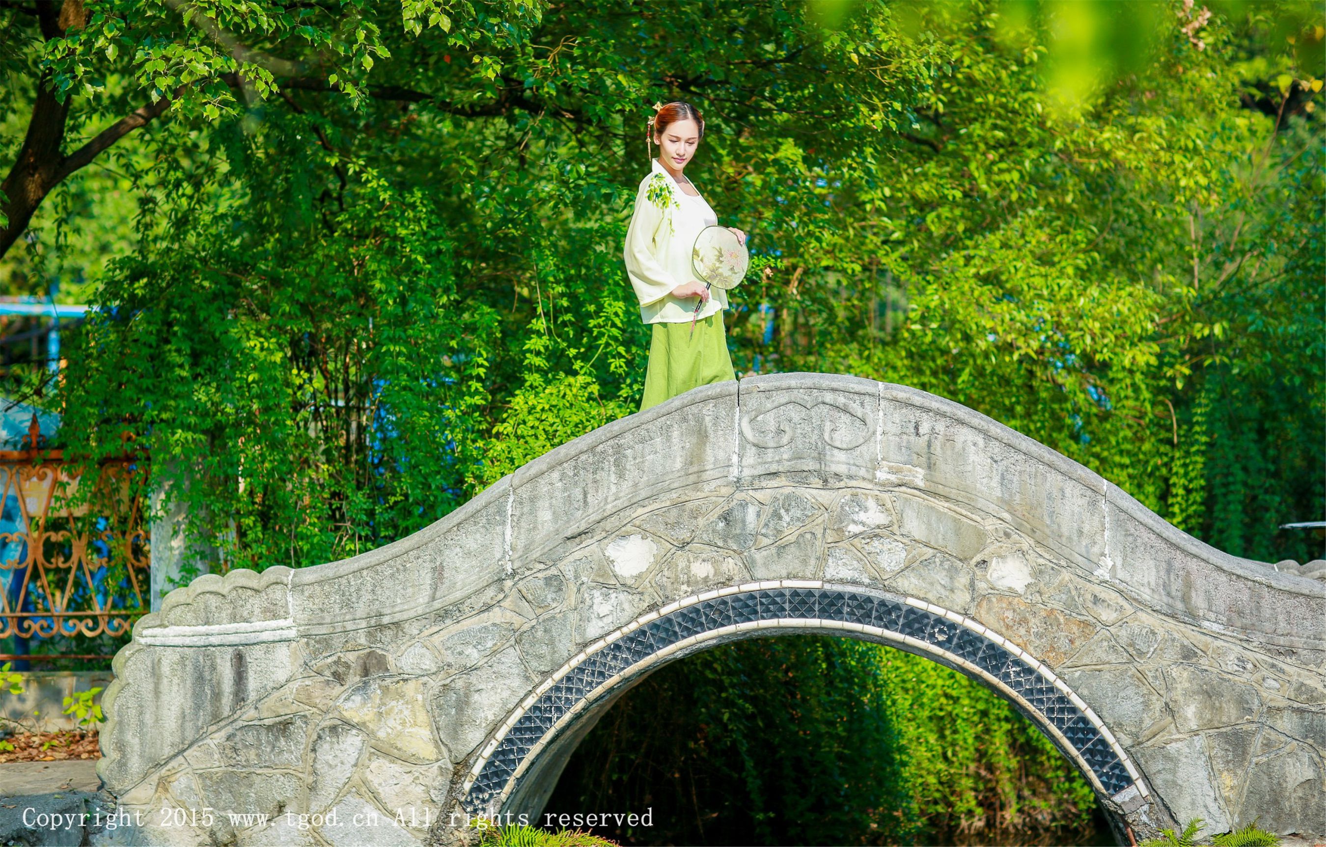 艾希ICE《女神身着清新汉服 从湖畔缓缓走来》  写真集-图22