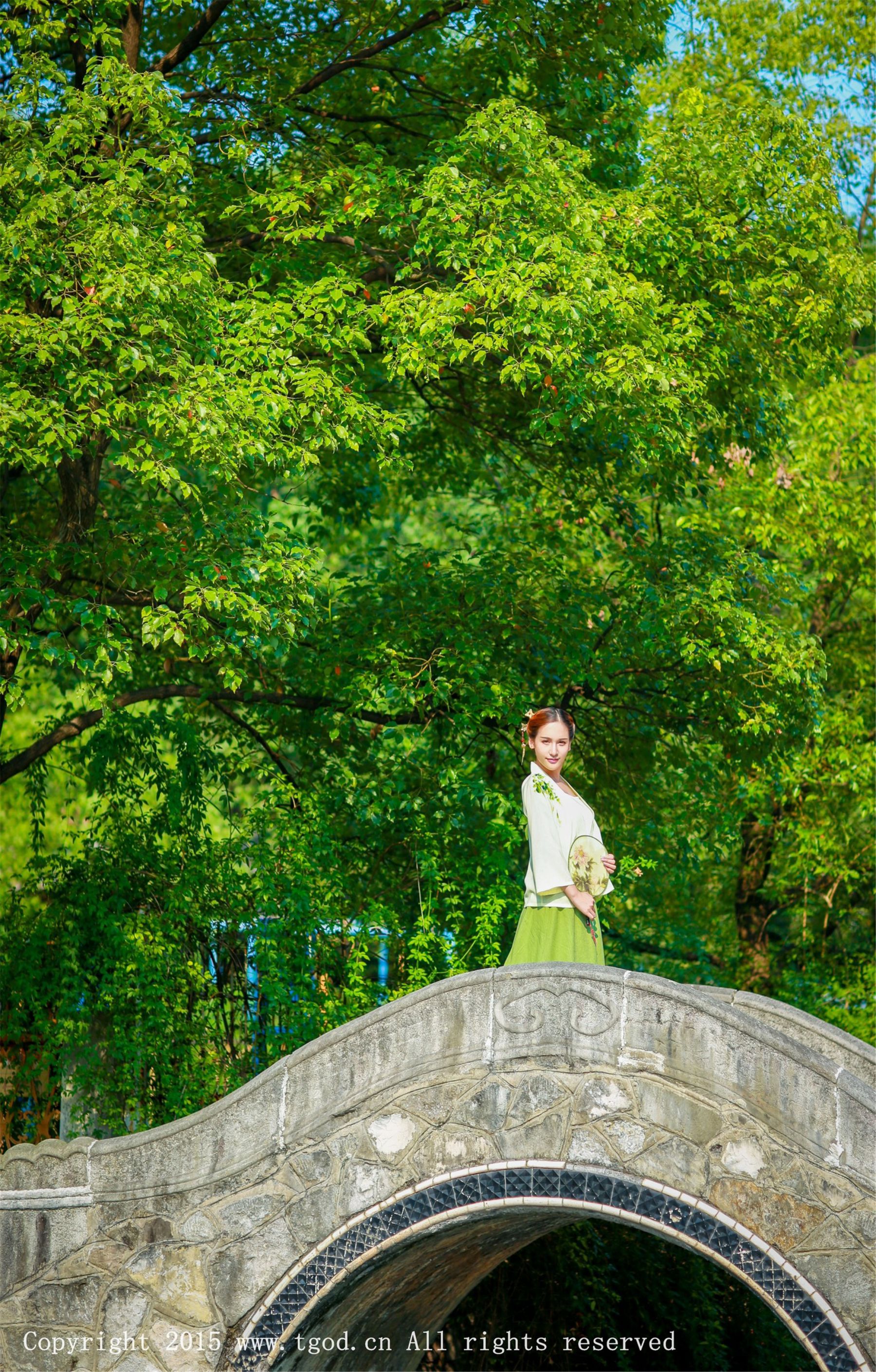 艾希ICE《女神身着清新汉服 从湖畔缓缓走来》  写真集-图23
