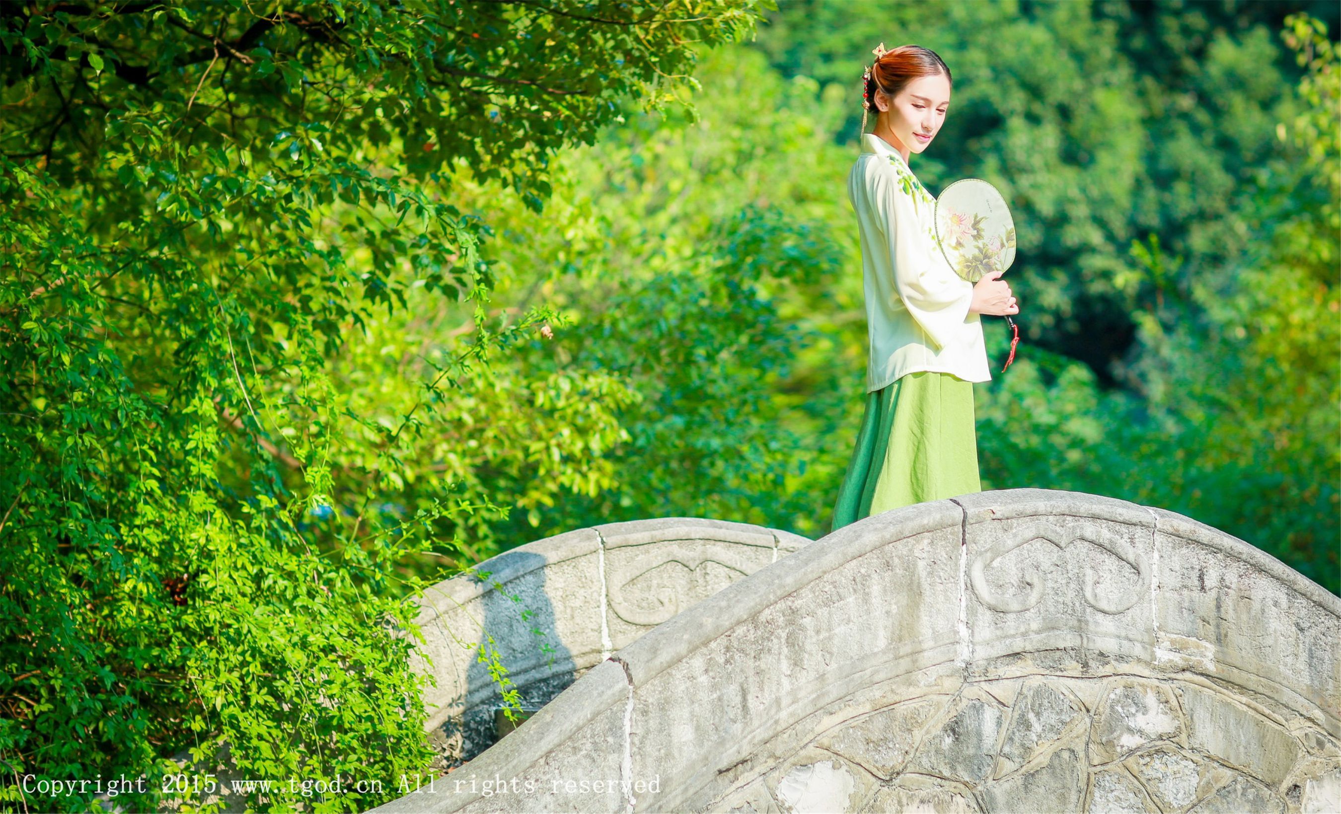 艾希ICE《女神身着清新汉服 从湖畔缓缓走来》  写真集-图24