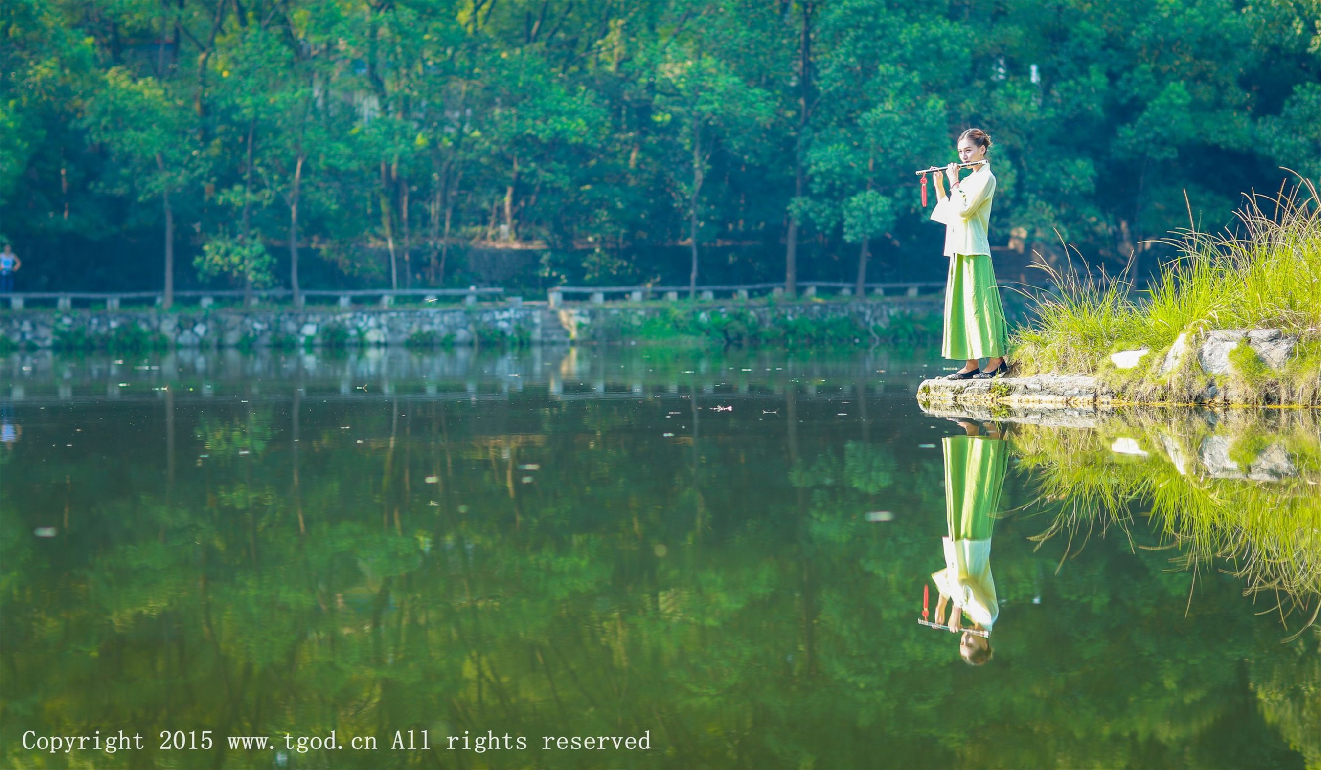 艾希ICE《女神身着清新汉服 从湖畔缓缓走来》  写真集-图25