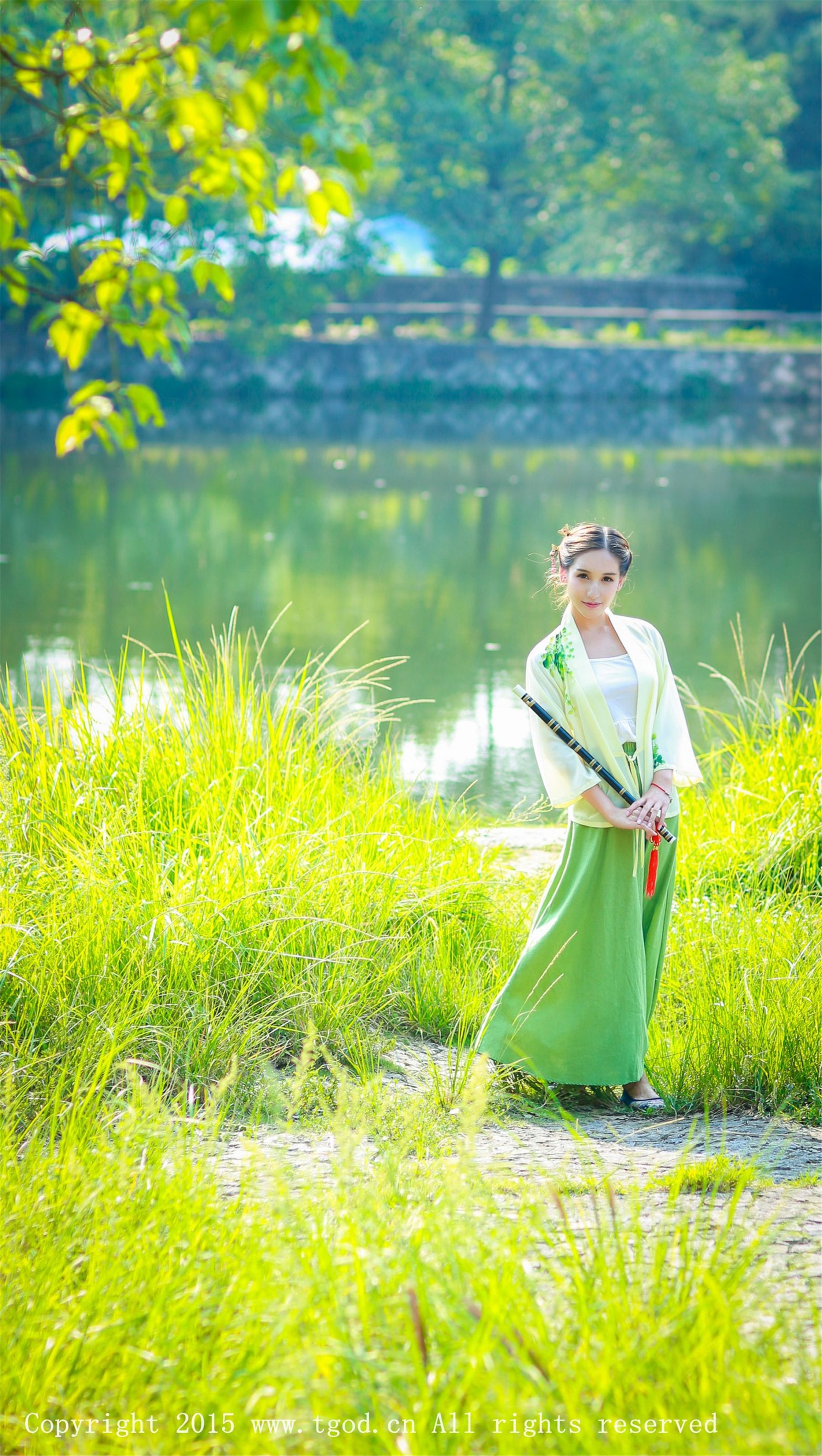 艾希ICE《女神身着清新汉服 从湖畔缓缓走来》  写真集-图26