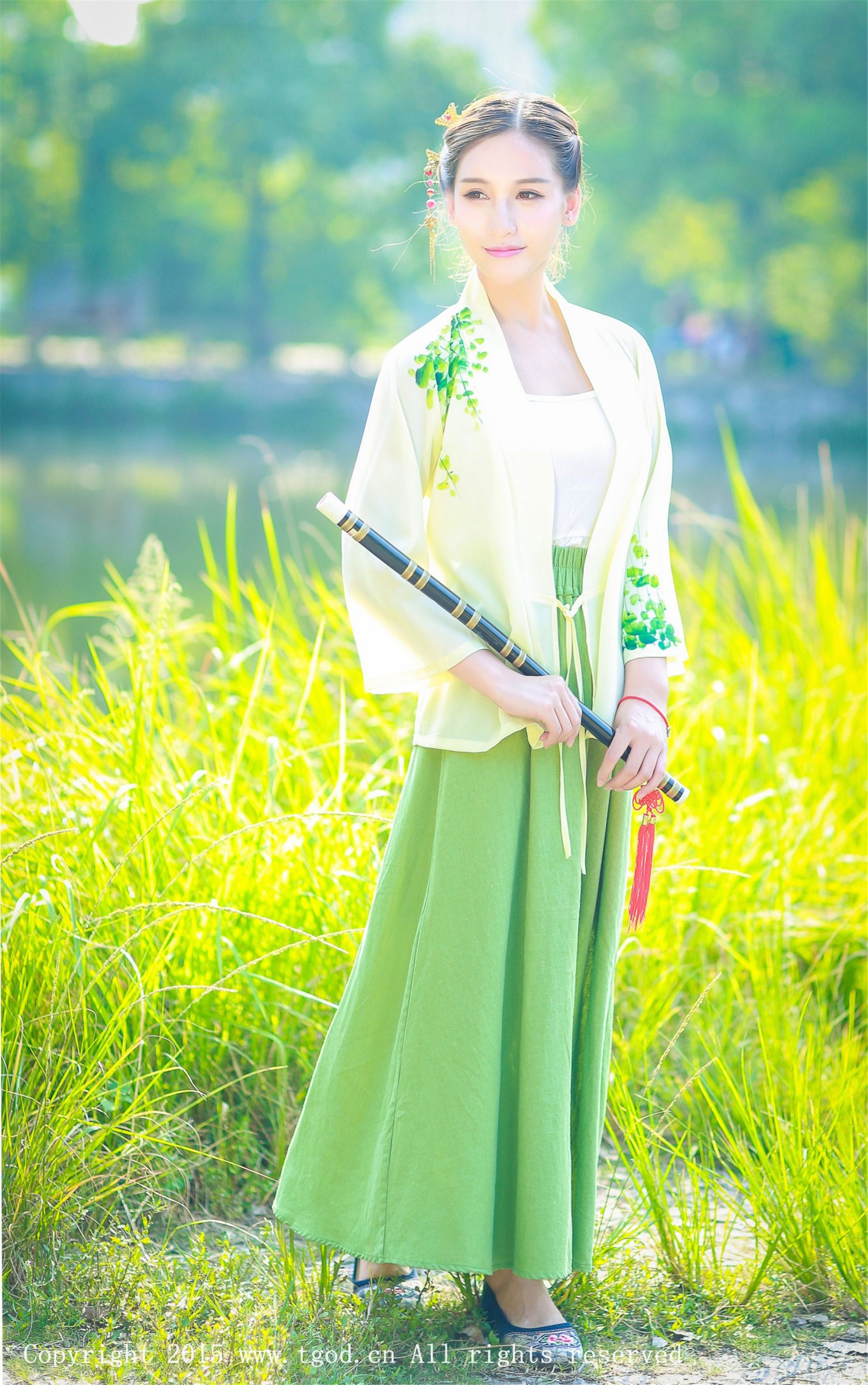 艾希ICE《女神身着清新汉服 从湖畔缓缓走来》  写真集-图27