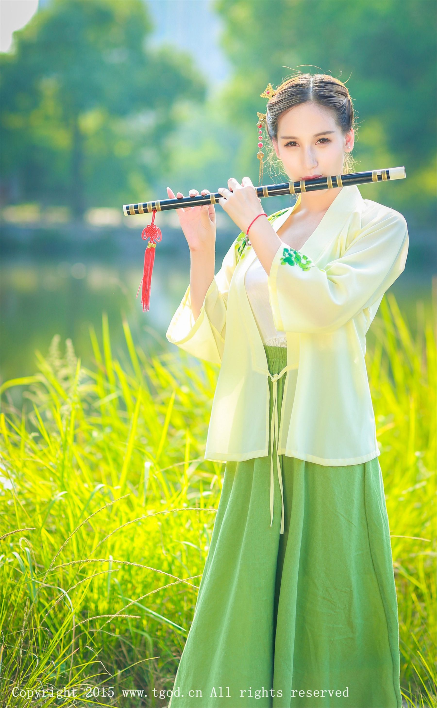艾希ICE《女神身着清新汉服 从湖畔缓缓走来》  写真集-图28