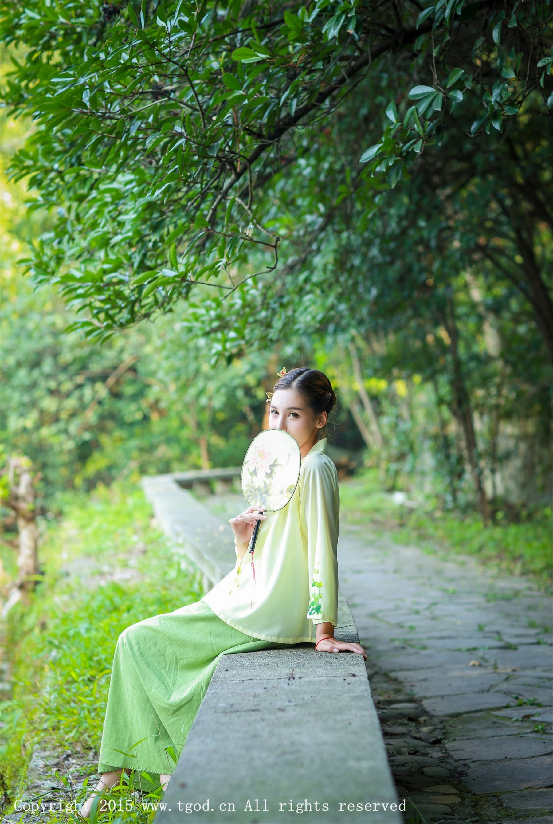 艾希ICE《女神身着清新汉服 从湖畔缓缓走来》  写真集-图2