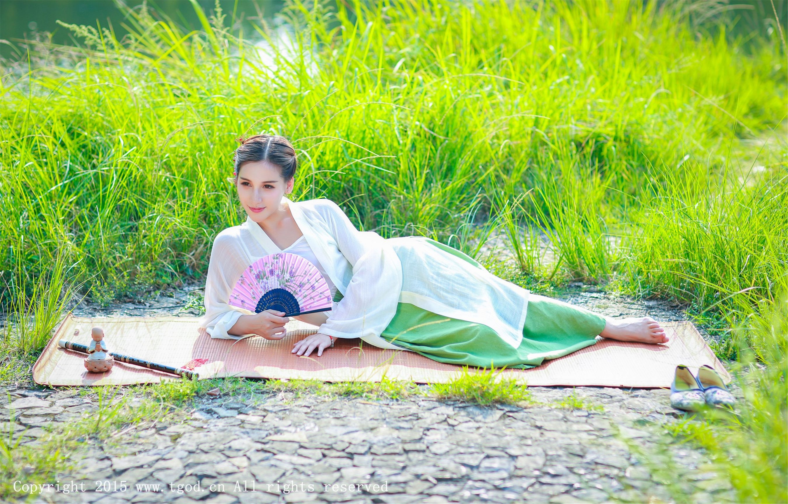艾希ICE《女神身着清新汉服 从湖畔缓缓走来》  写真集-图29