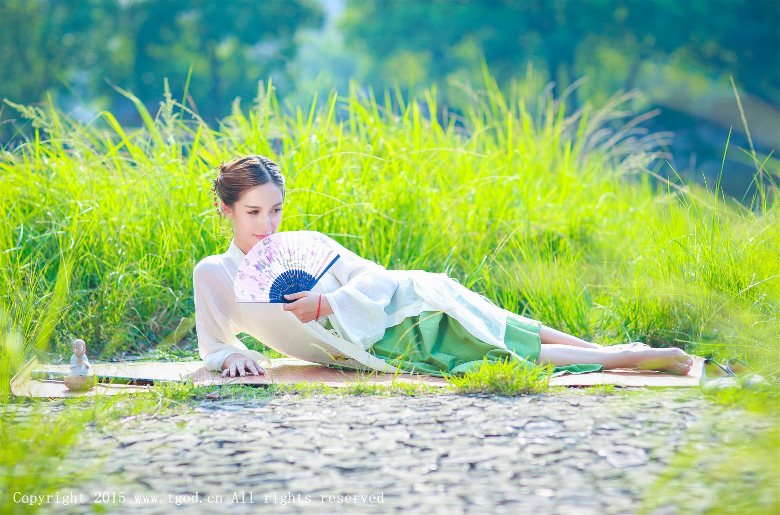 艾希ICE《女神身着清新汉服 从湖畔缓缓走来》  写真集-图30