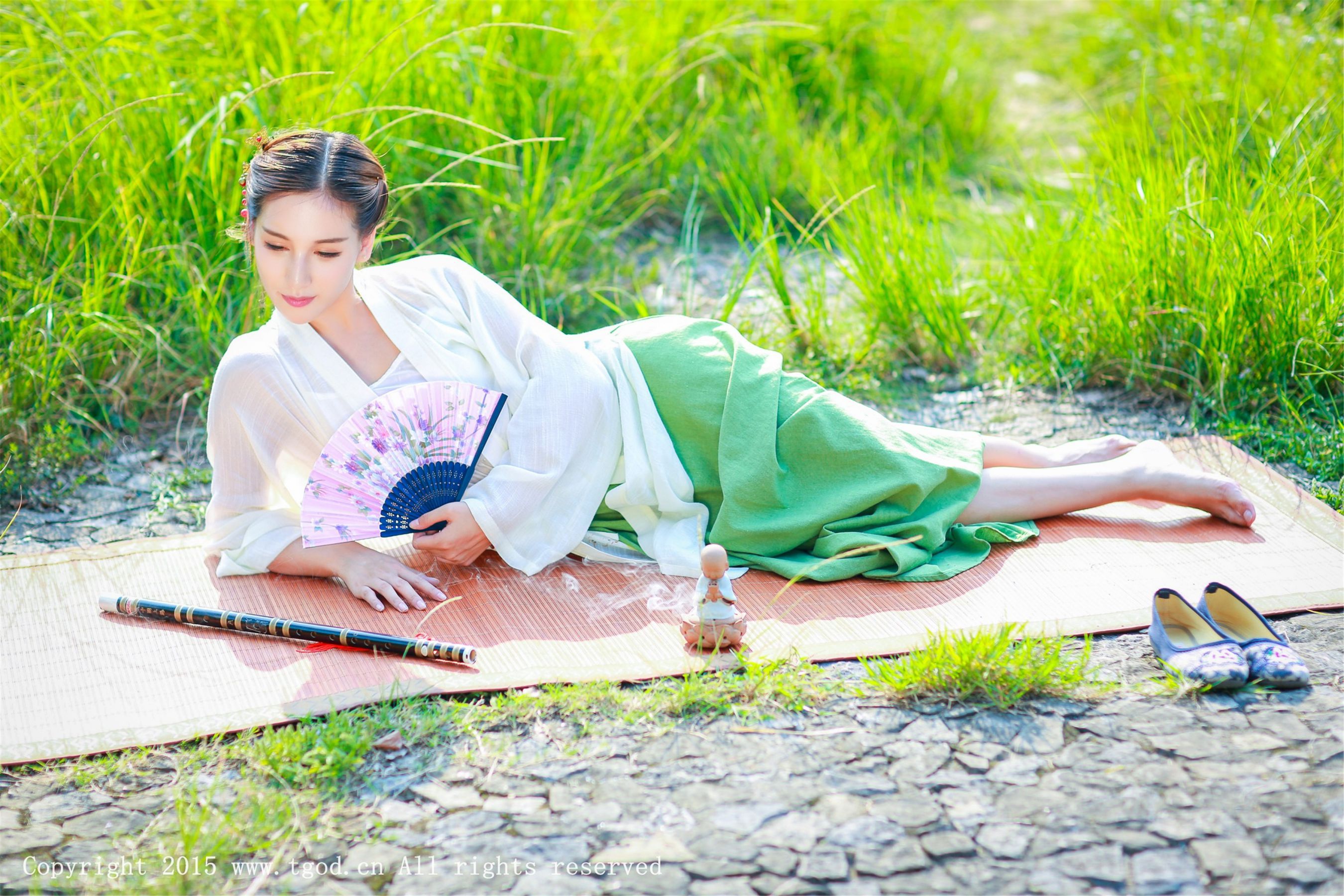 艾希ICE《女神身着清新汉服 从湖畔缓缓走来》  写真集-图32