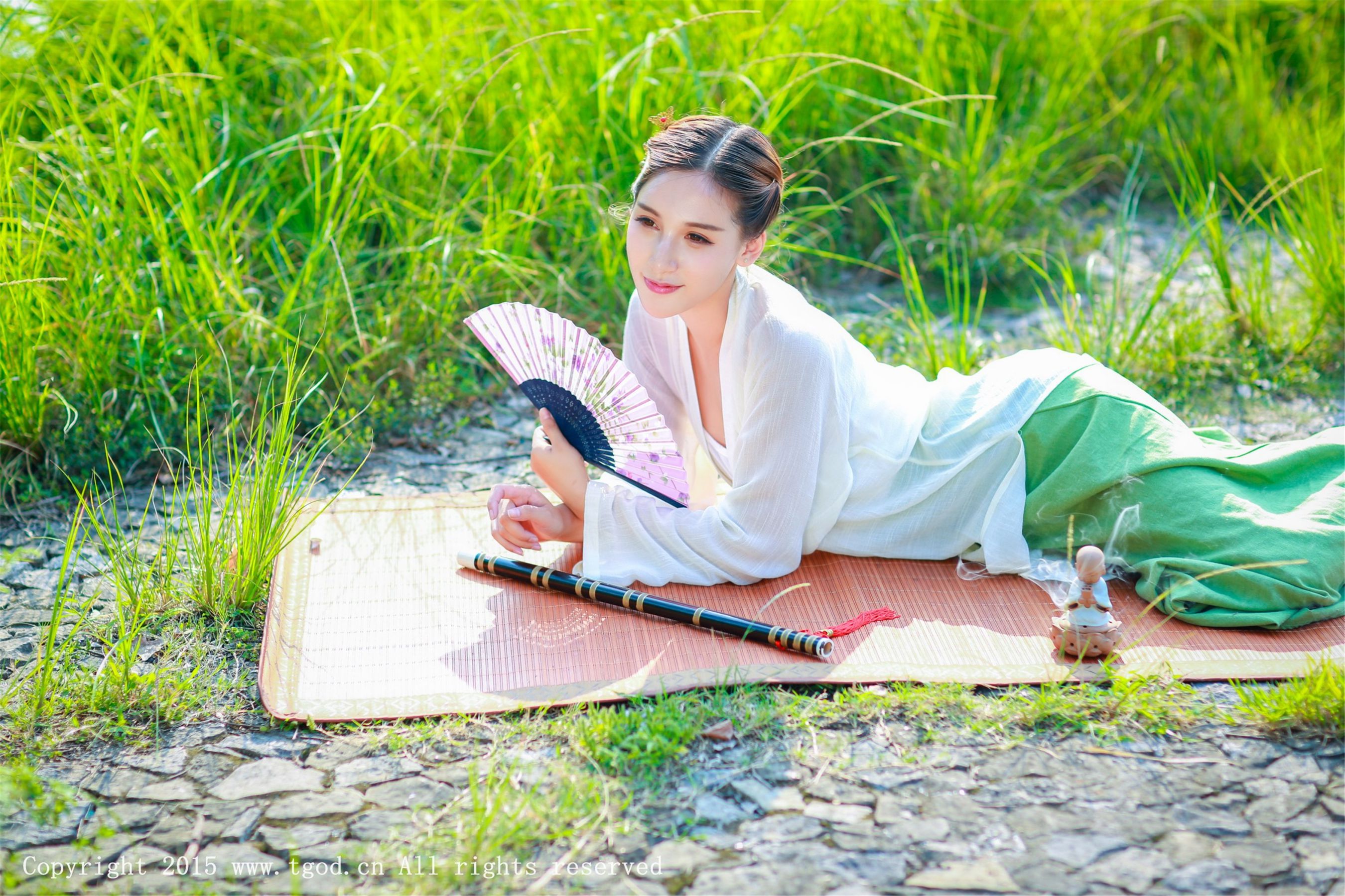 艾希ICE《女神身着清新汉服 从湖畔缓缓走来》  写真集-图33