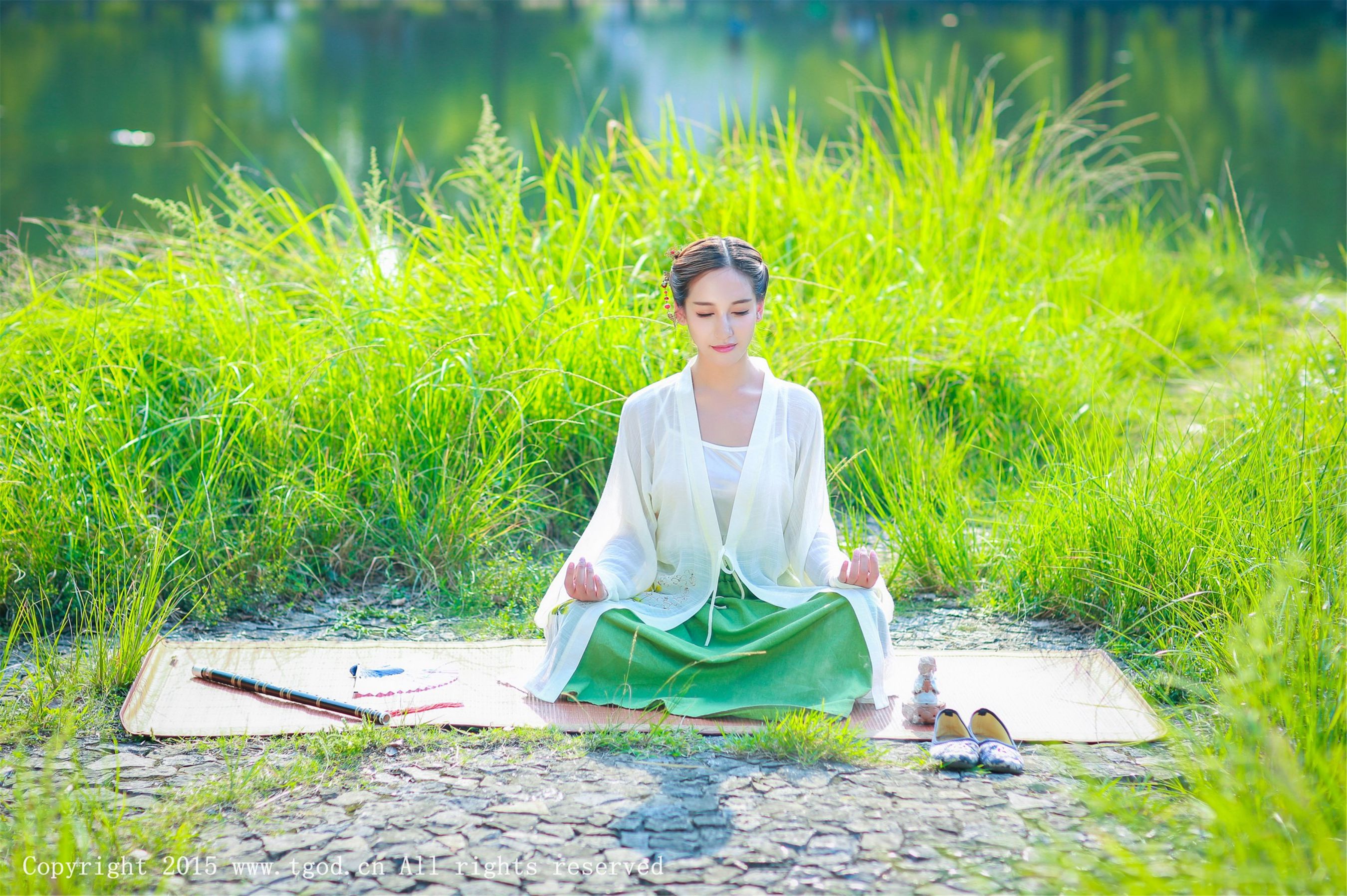 艾希ICE《女神身着清新汉服 从湖畔缓缓走来》  写真集-图35