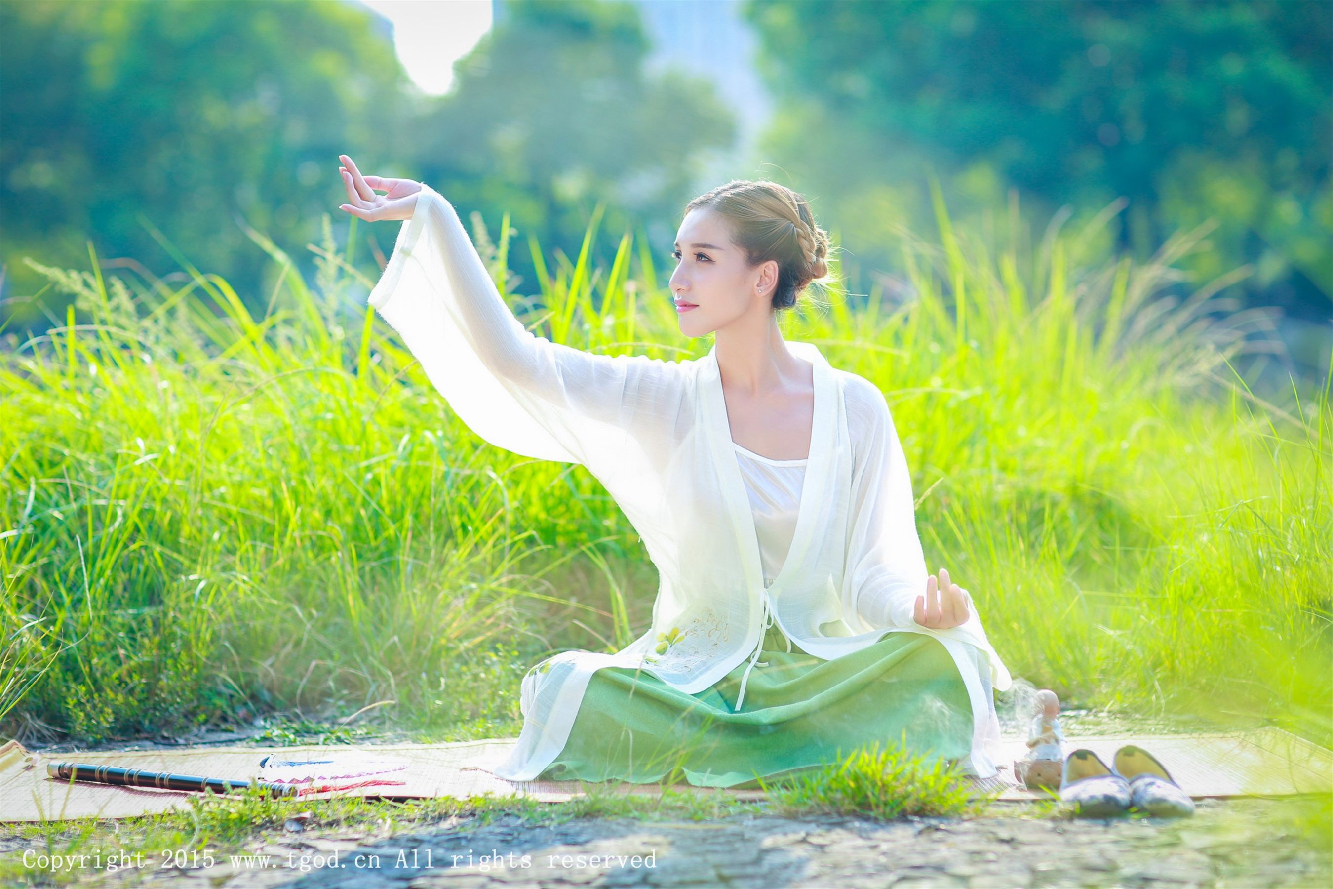 艾希ICE《女神身着清新汉服 从湖畔缓缓走来》  写真集-图36