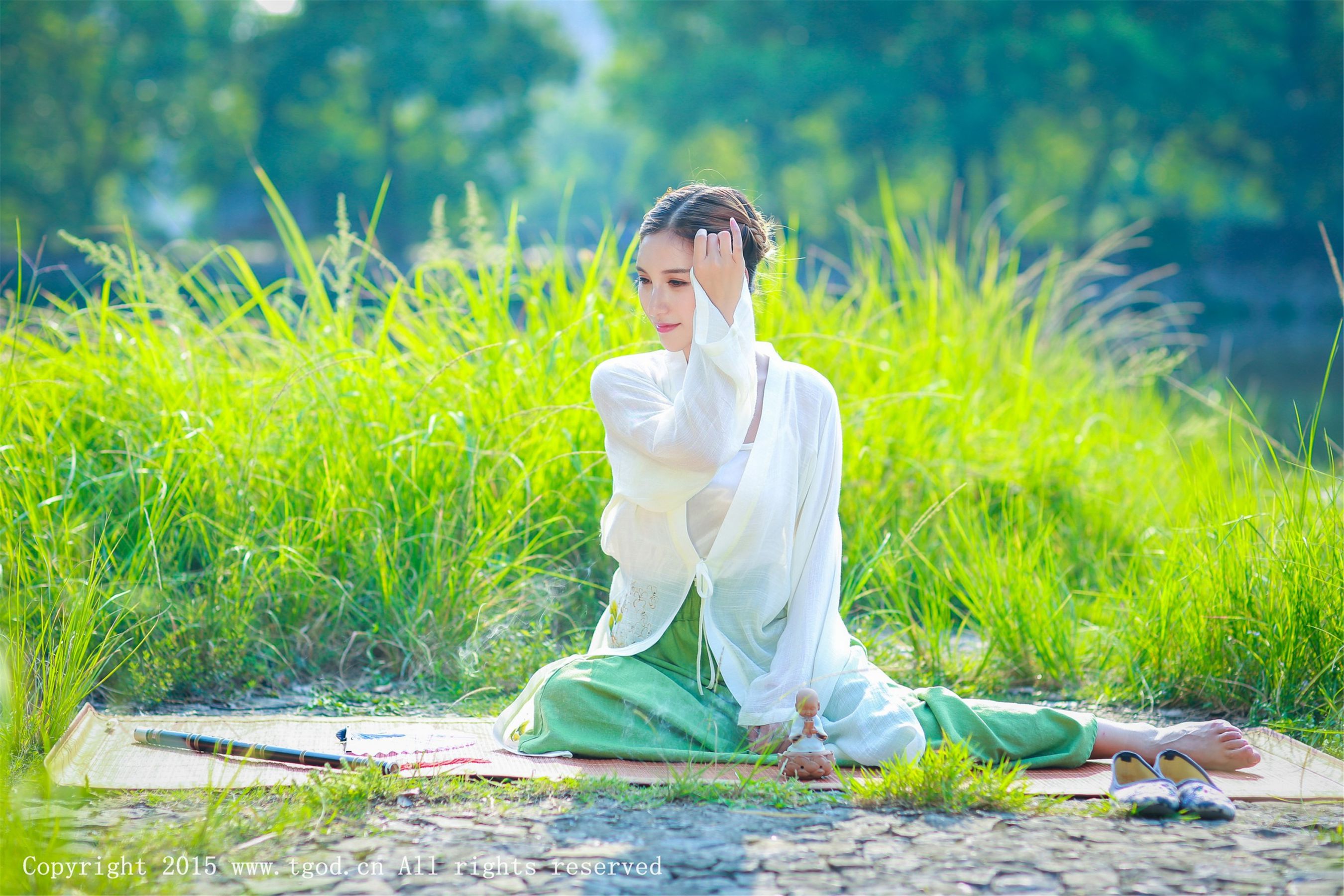 艾希ICE《女神身着清新汉服 从湖畔缓缓走来》  写真集-图37