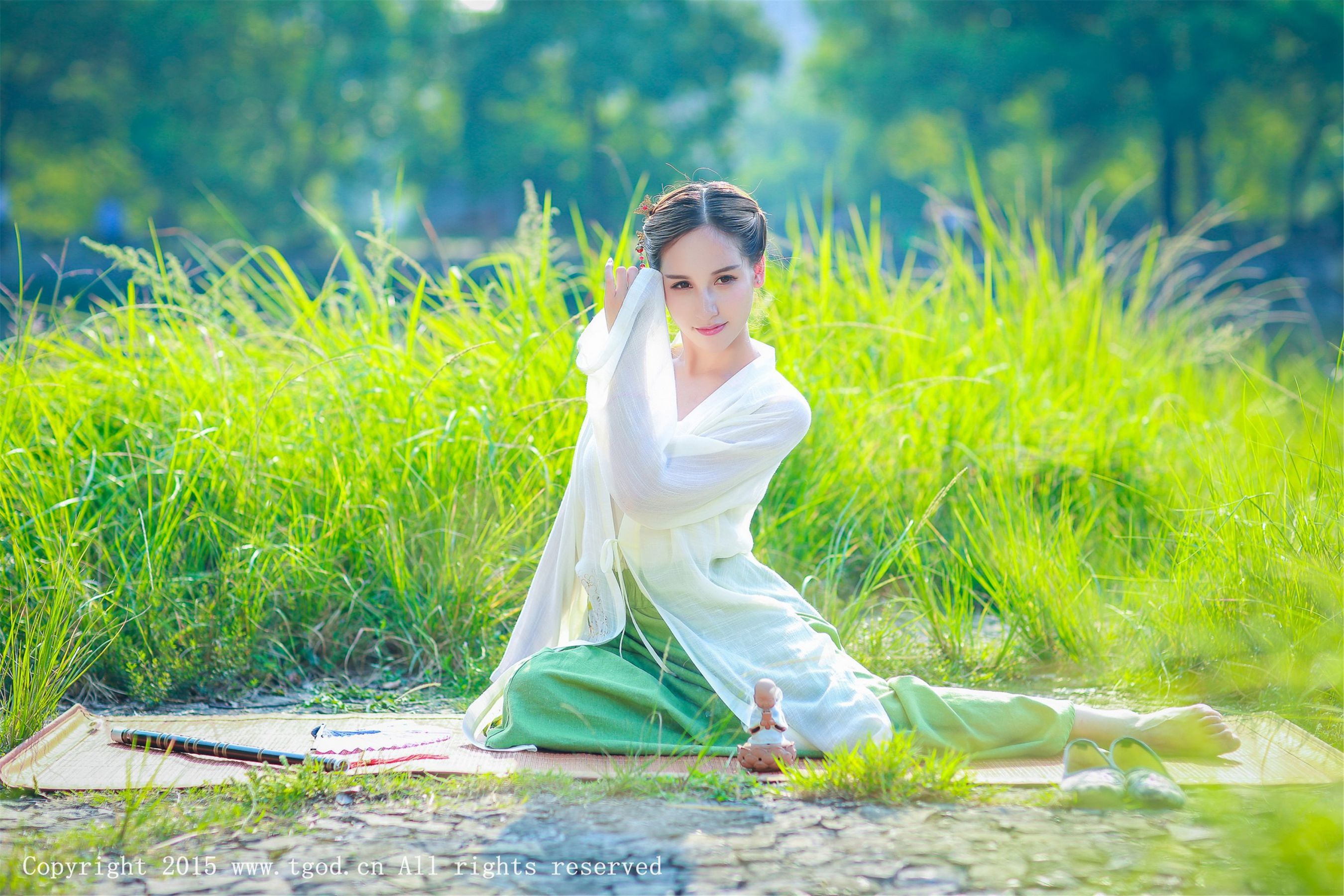 艾希ICE《女神身着清新汉服 从湖畔缓缓走来》  写真集-图38