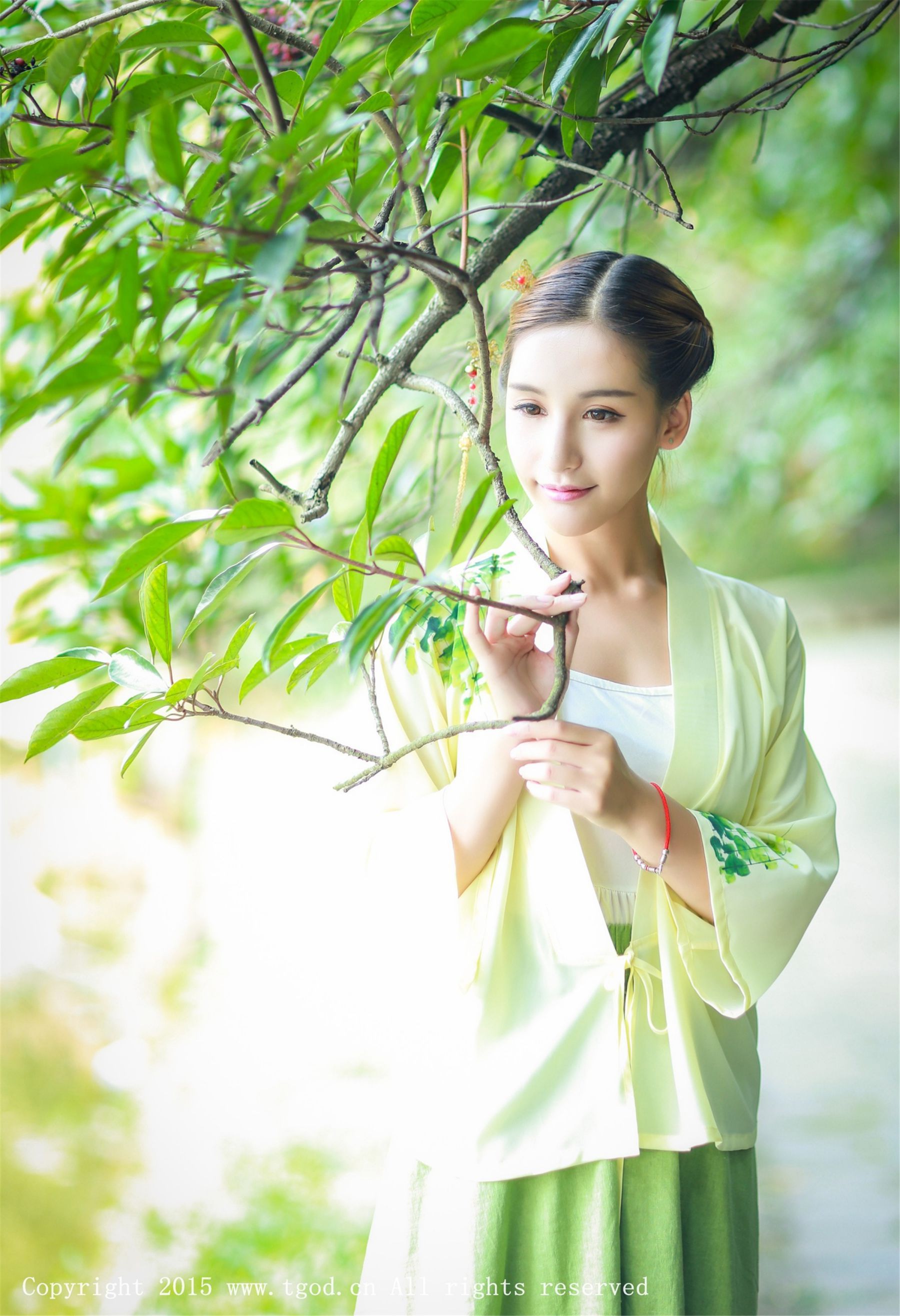 艾希ICE《女神身着清新汉服 从湖畔缓缓走来》  写真集-图3