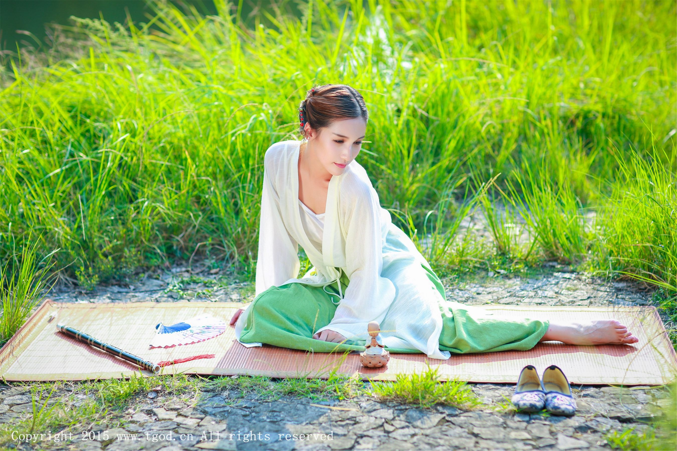 艾希ICE《女神身着清新汉服 从湖畔缓缓走来》  写真集-图39
