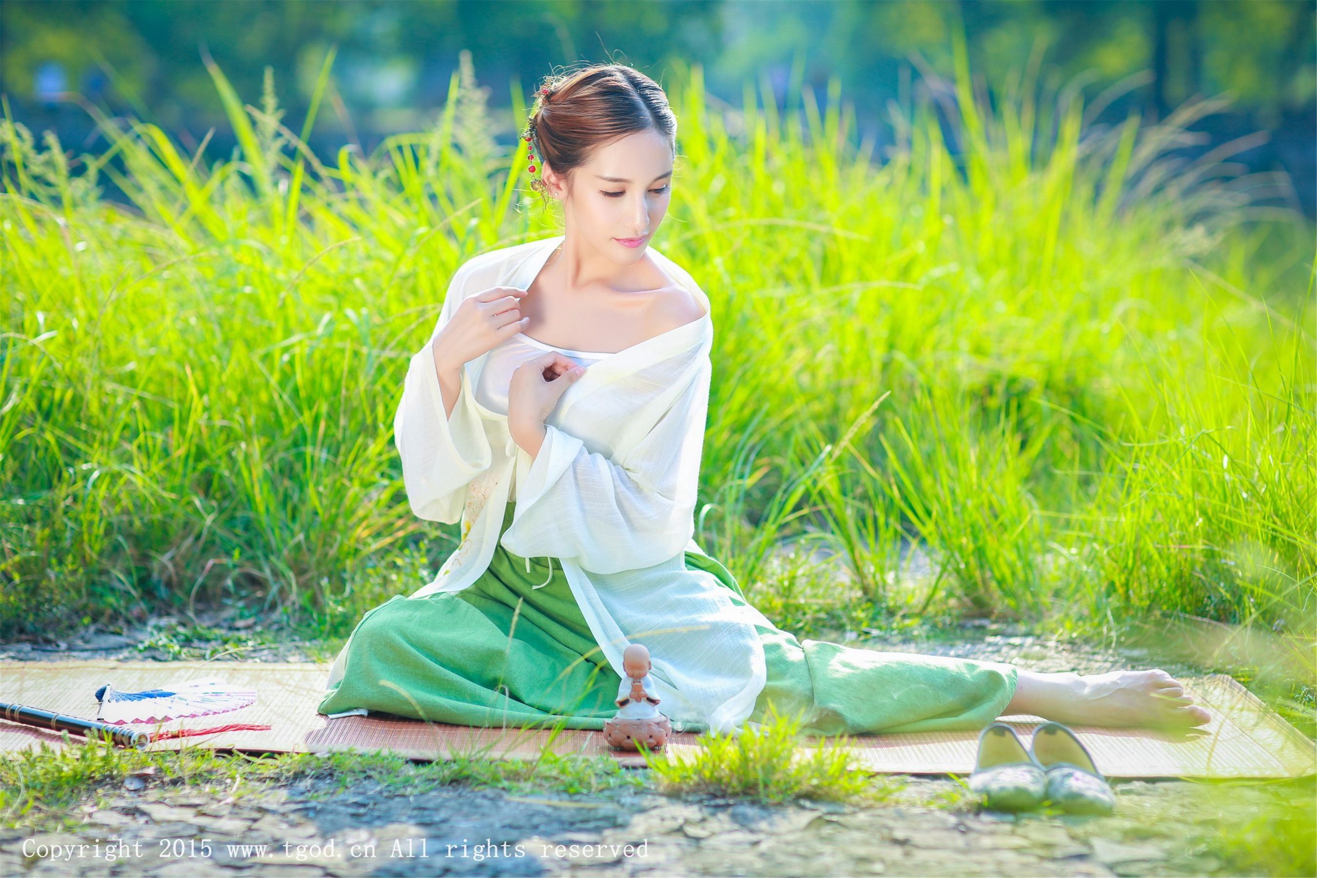 艾希ICE《女神身着清新汉服 从湖畔缓缓走来》  写真集-图40