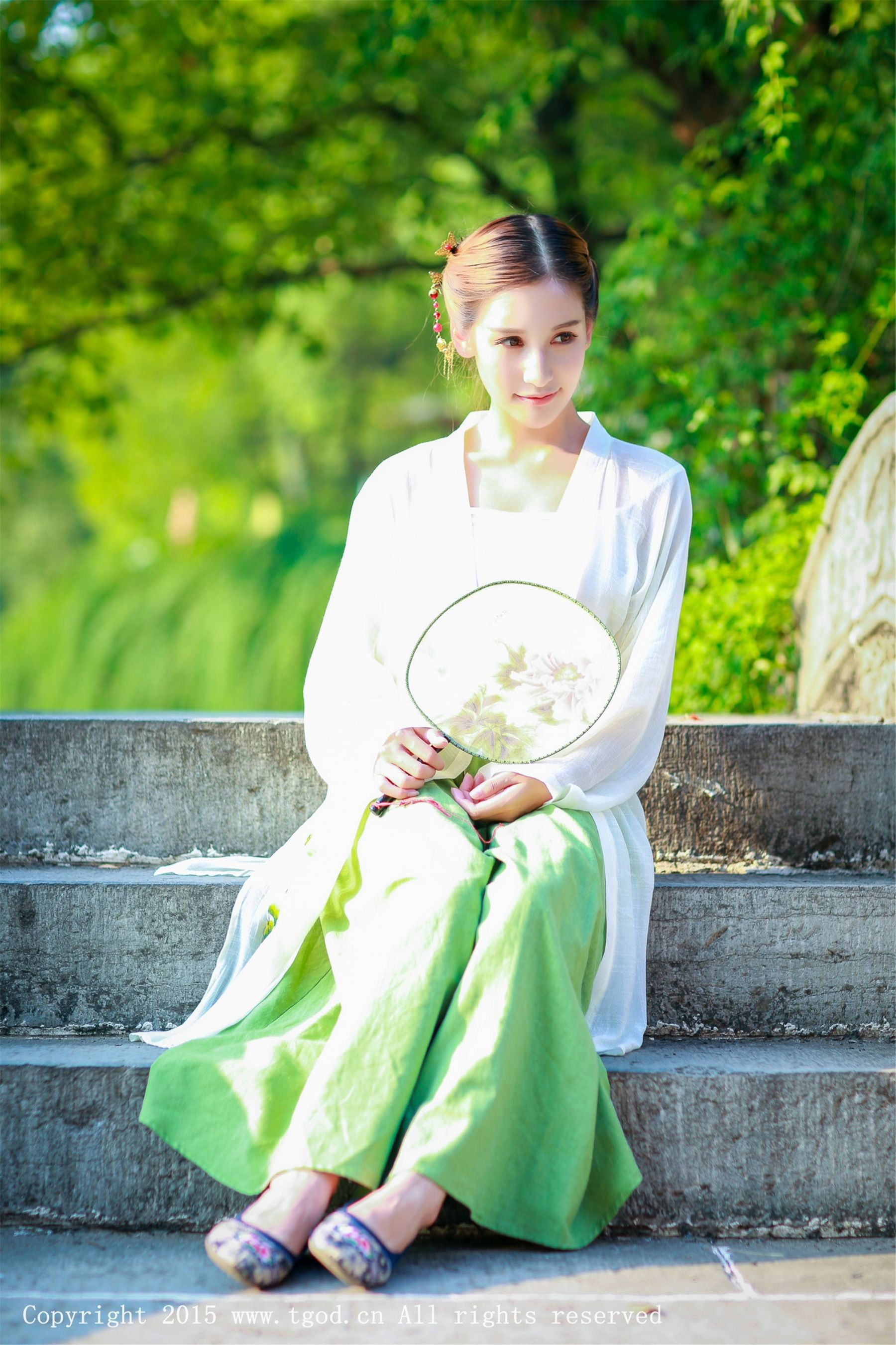 艾希ICE《女神身着清新汉服 从湖畔缓缓走来》  写真集-图41