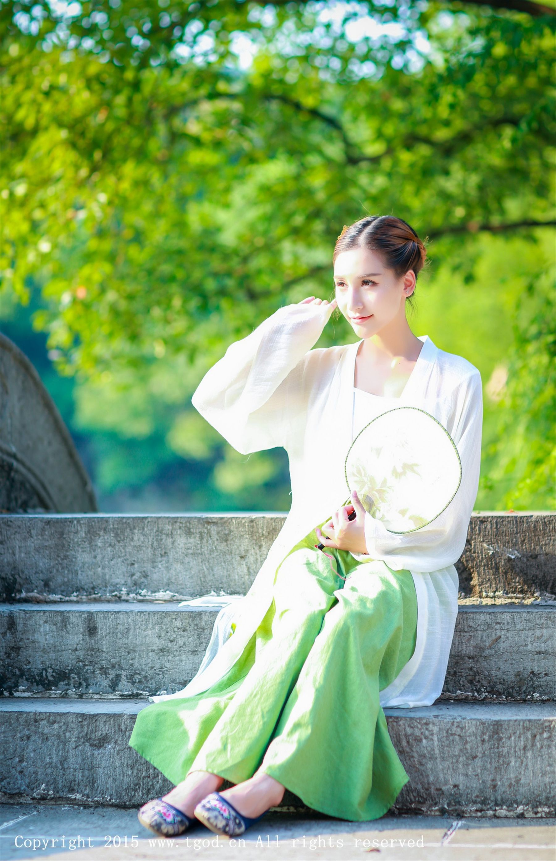 艾希ICE《女神身着清新汉服 从湖畔缓缓走来》  写真集-图42
