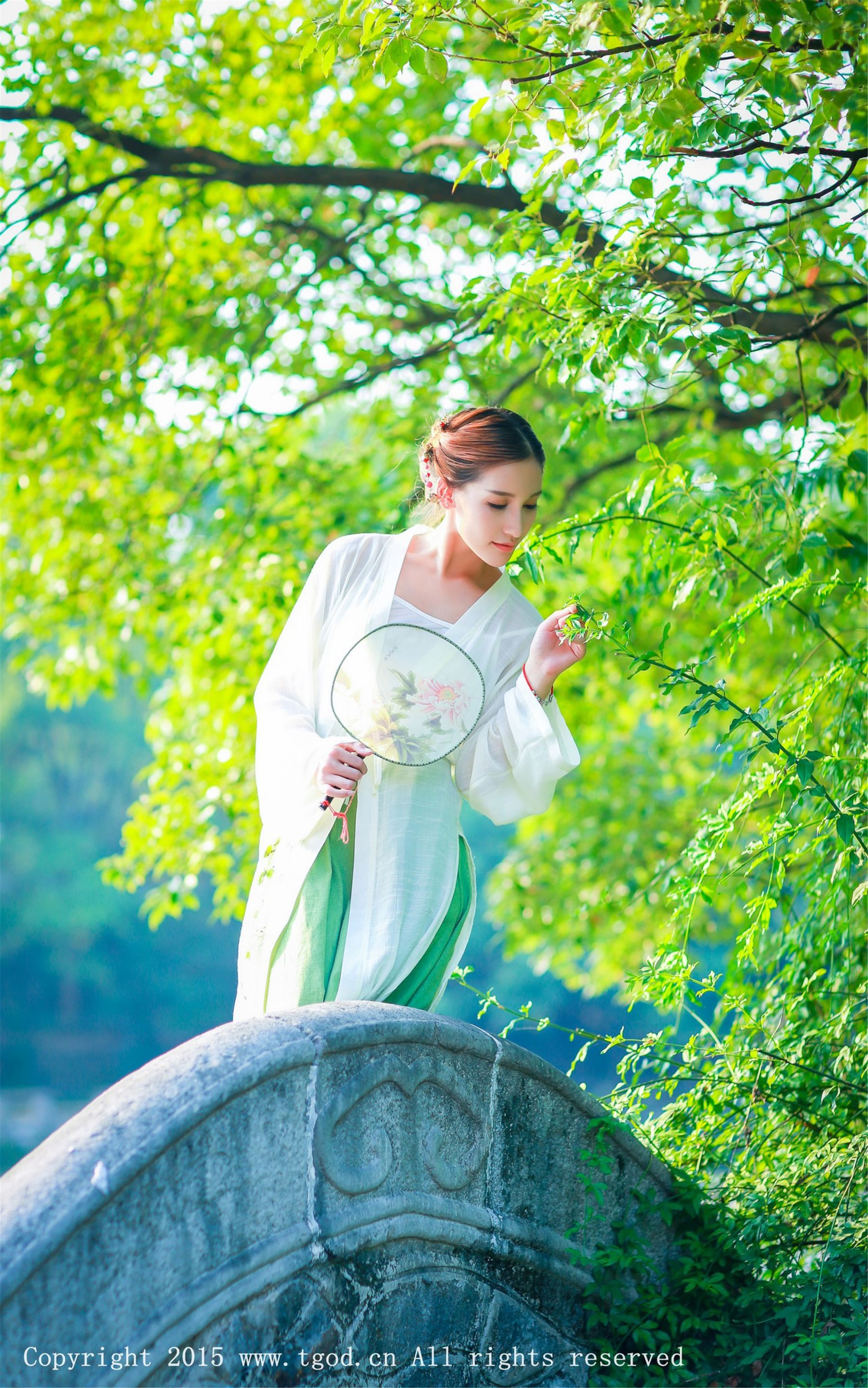 艾希ICE《女神身着清新汉服 从湖畔缓缓走来》  写真集-图43