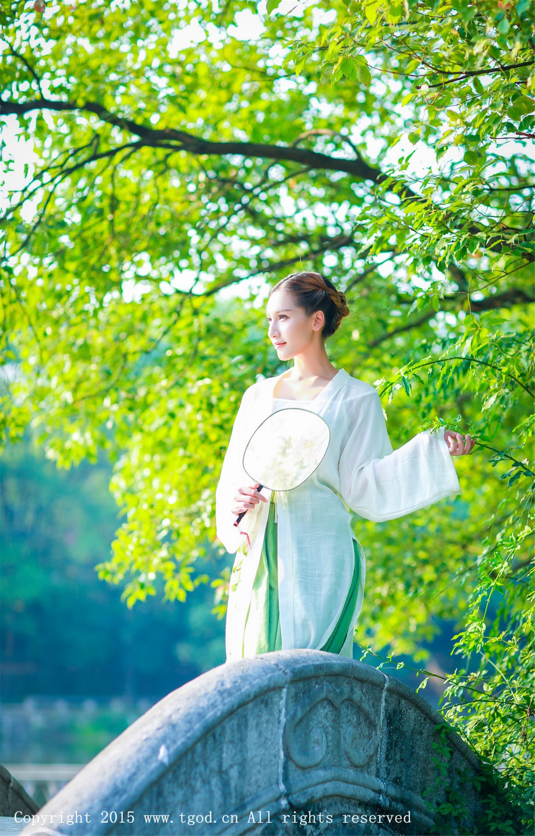 艾希ICE《女神身着清新汉服 从湖畔缓缓走来》  写真集-图44