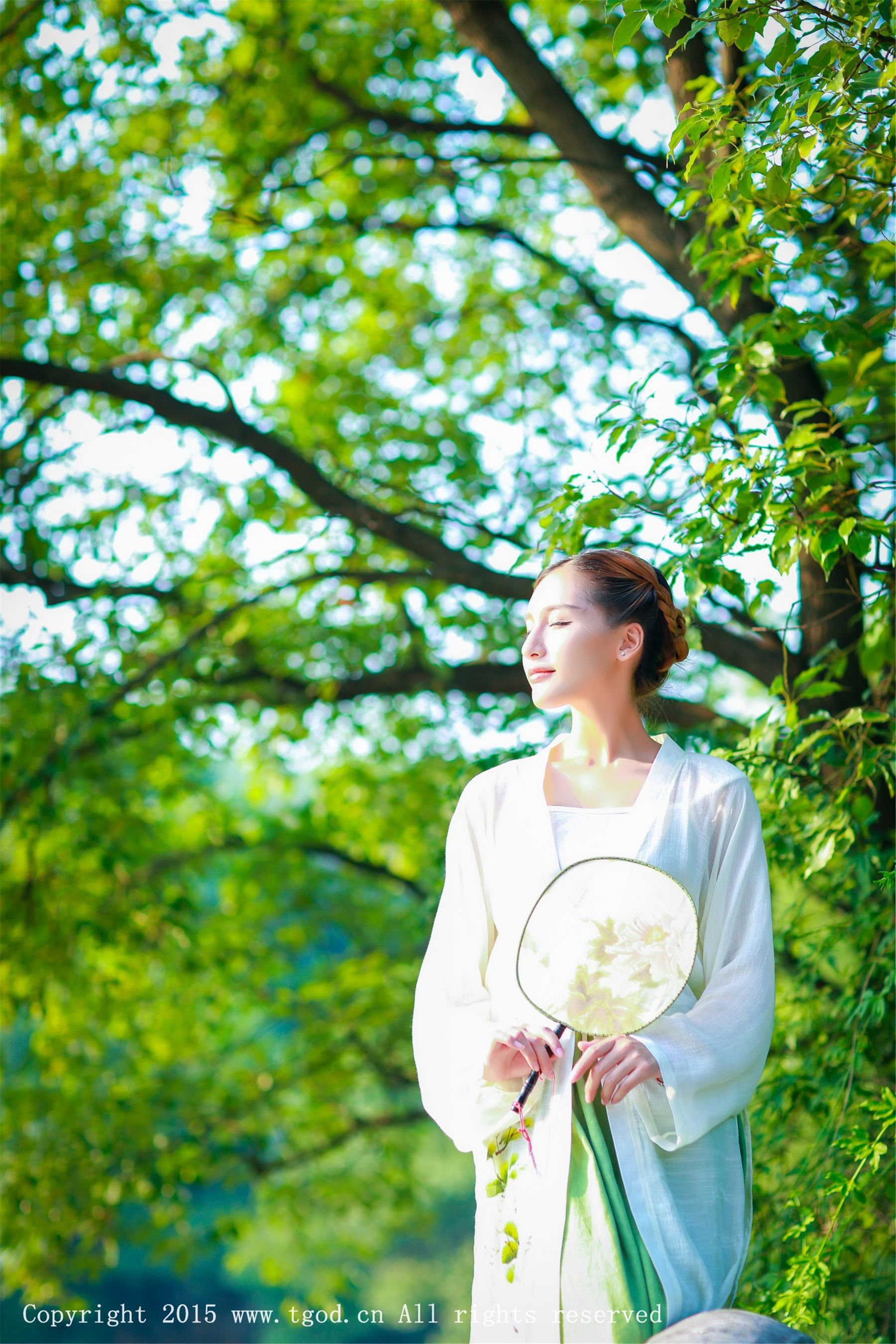 艾希ICE《女神身着清新汉服 从湖畔缓缓走来》  写真集-图45