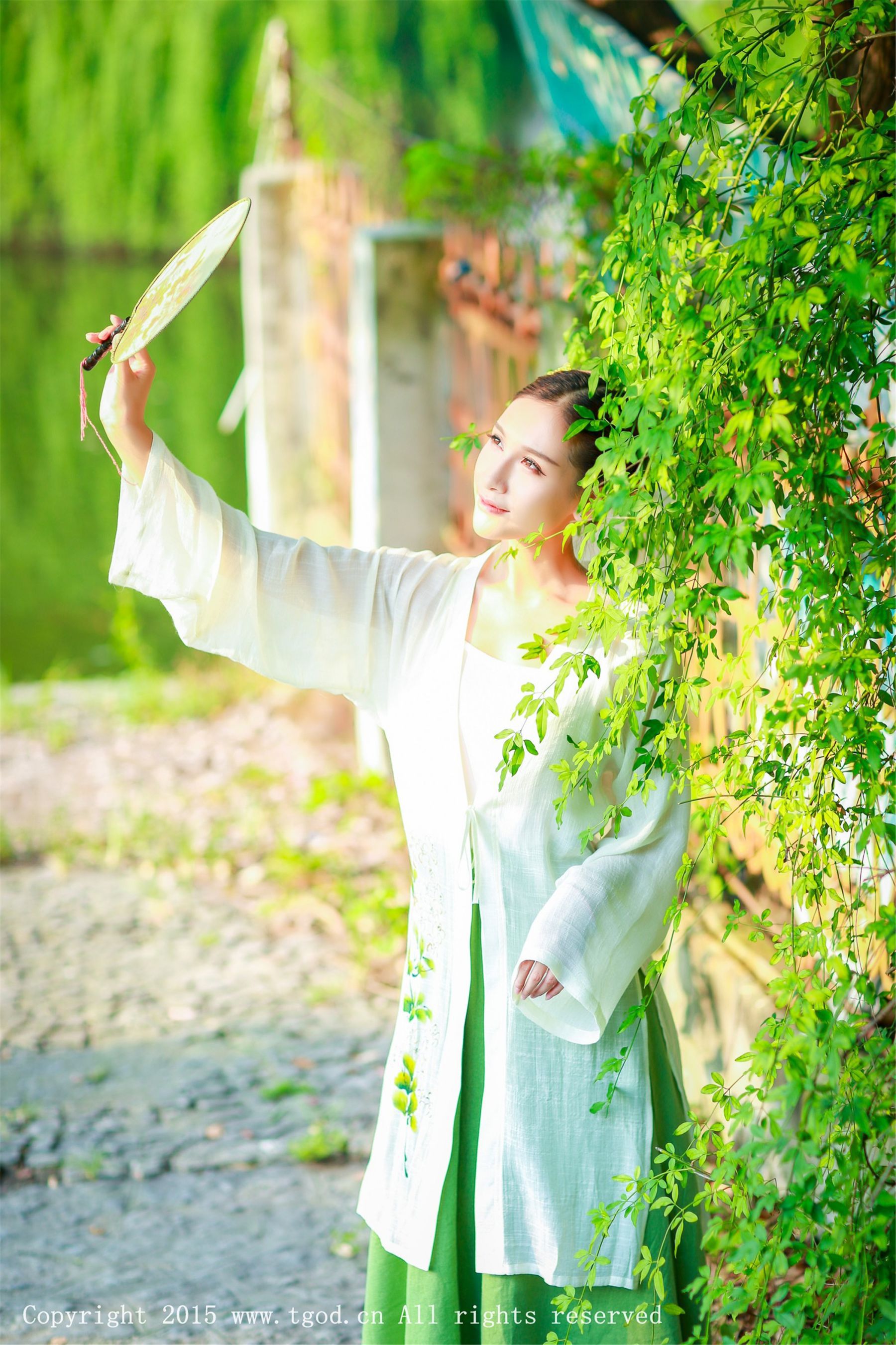 艾希ICE《女神身着清新汉服 从湖畔缓缓走来》  写真集-图46