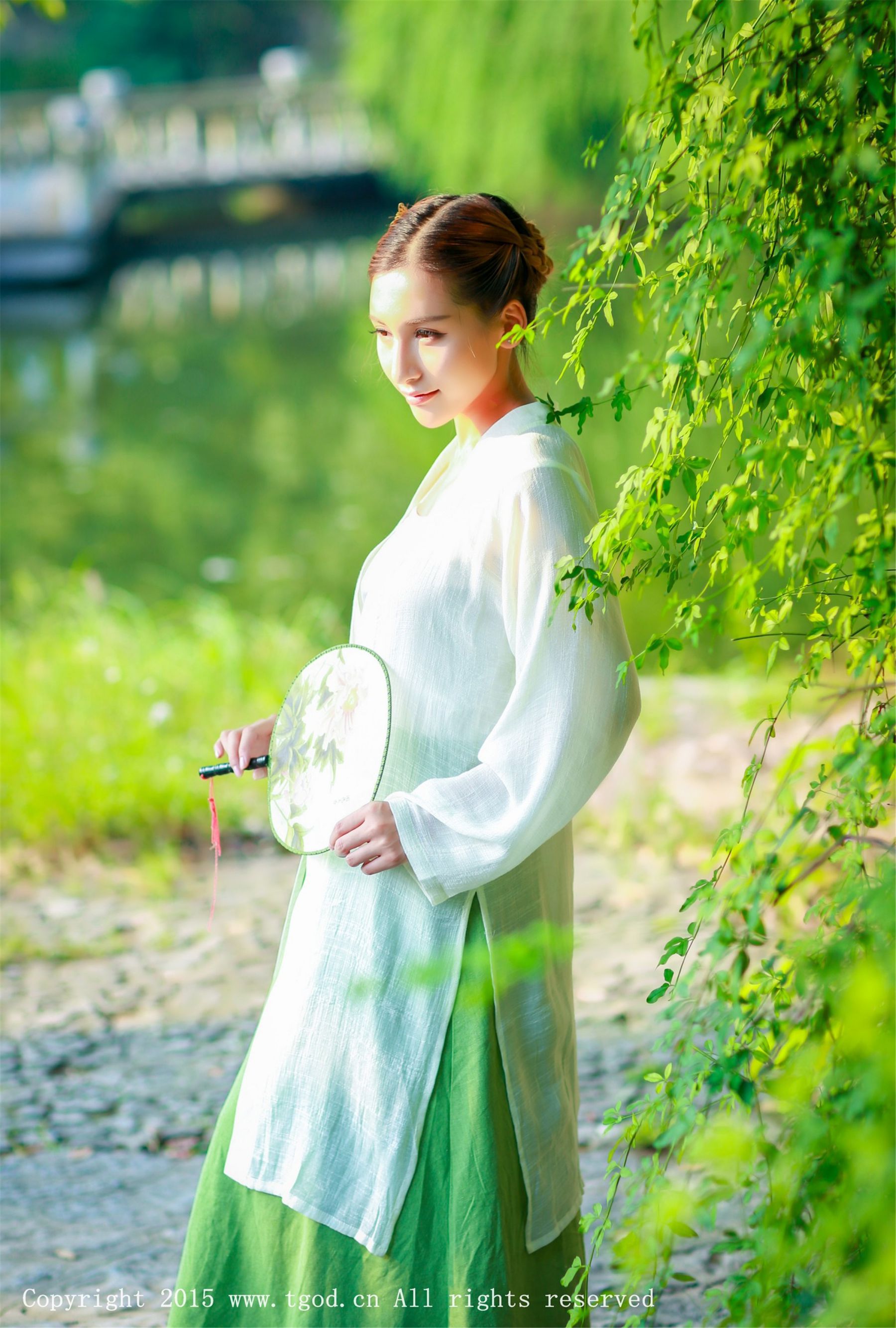 艾希ICE《女神身着清新汉服 从湖畔缓缓走来》  写真集-图47