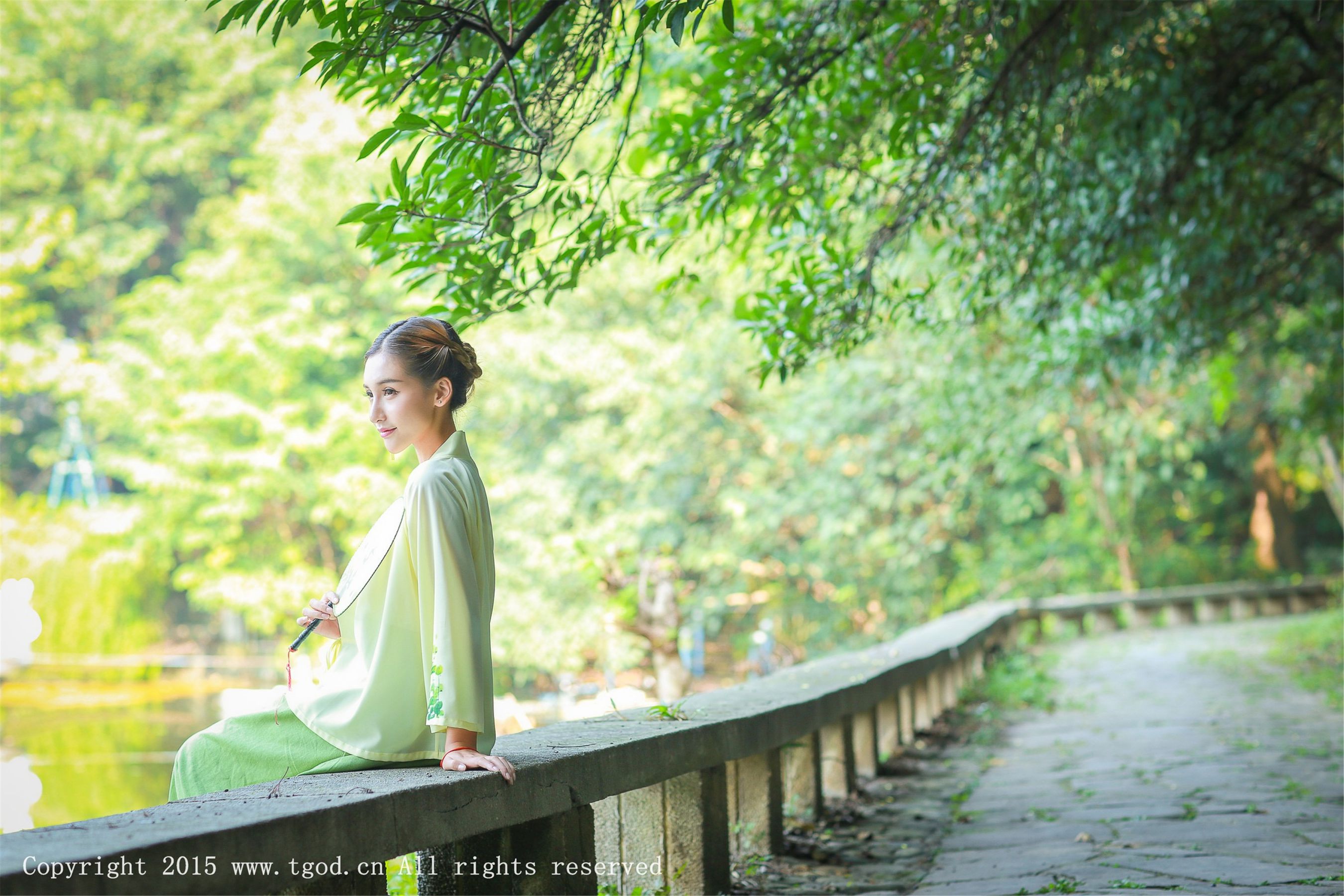 艾希ICE《女神身着清新汉服 从湖畔缓缓走来》  写真集-图4