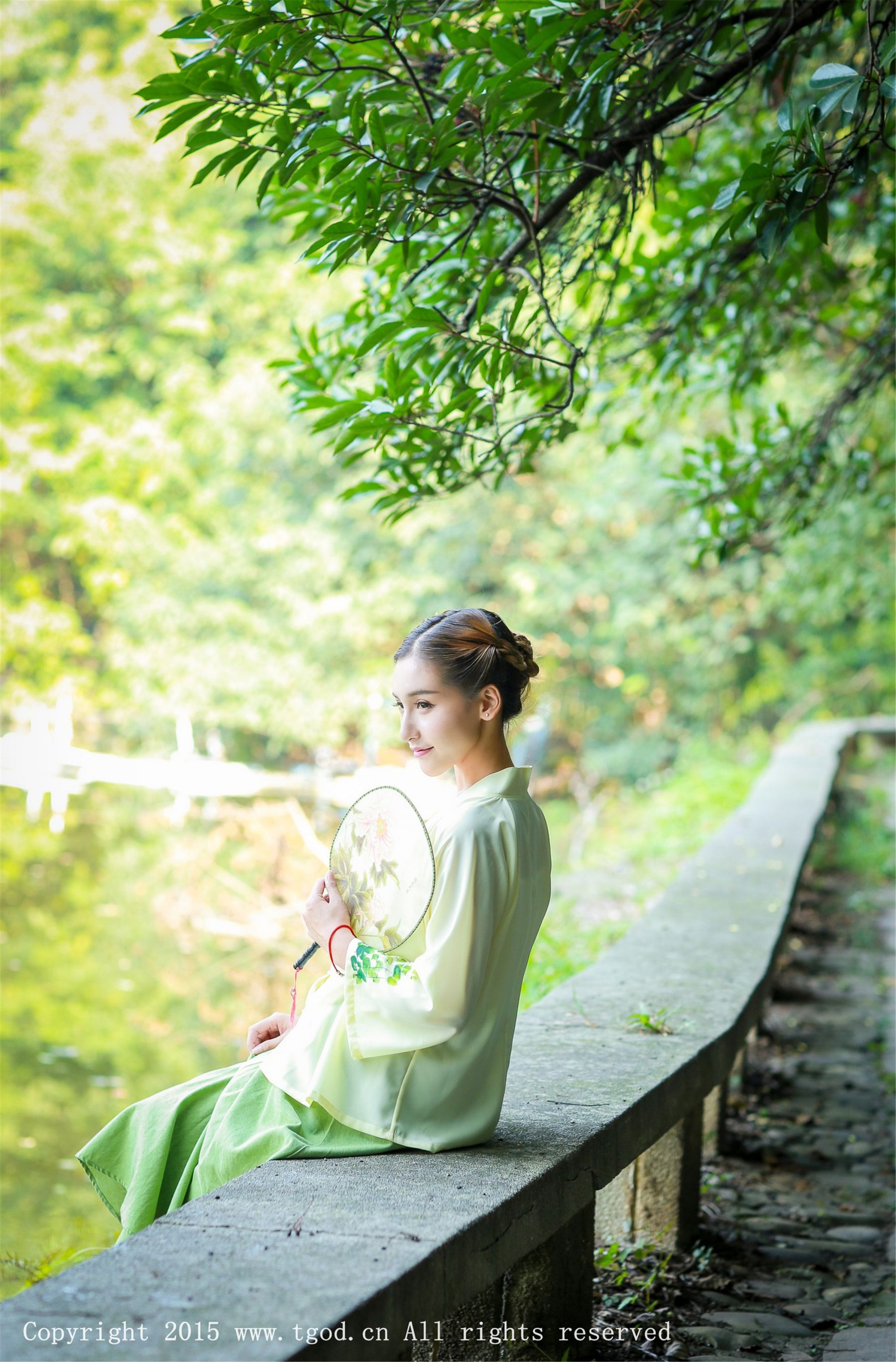 艾希ICE《女神身着清新汉服 从湖畔缓缓走来》  写真集-图5