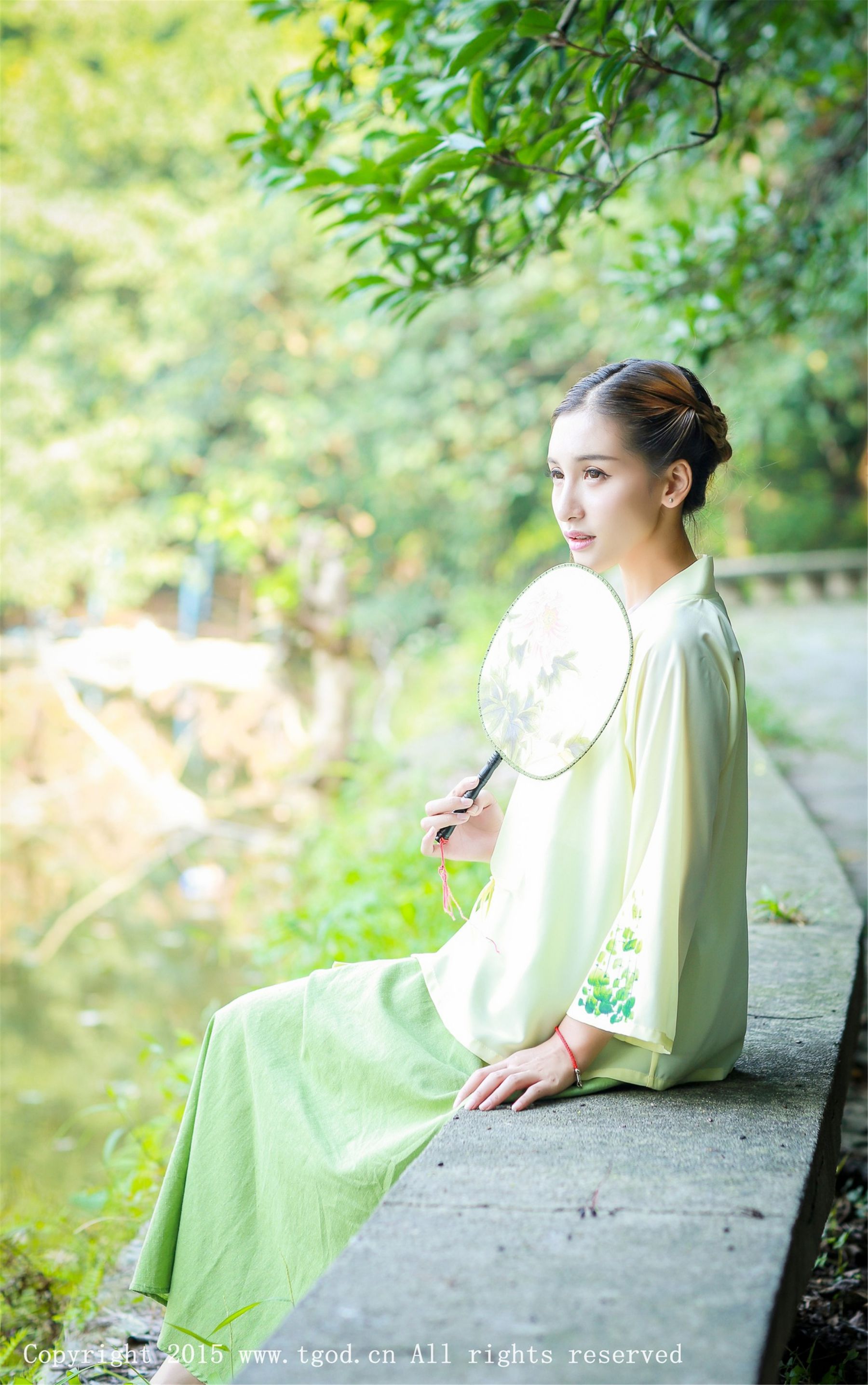 艾希ICE《女神身着清新汉服 从湖畔缓缓走来》  写真集-图6