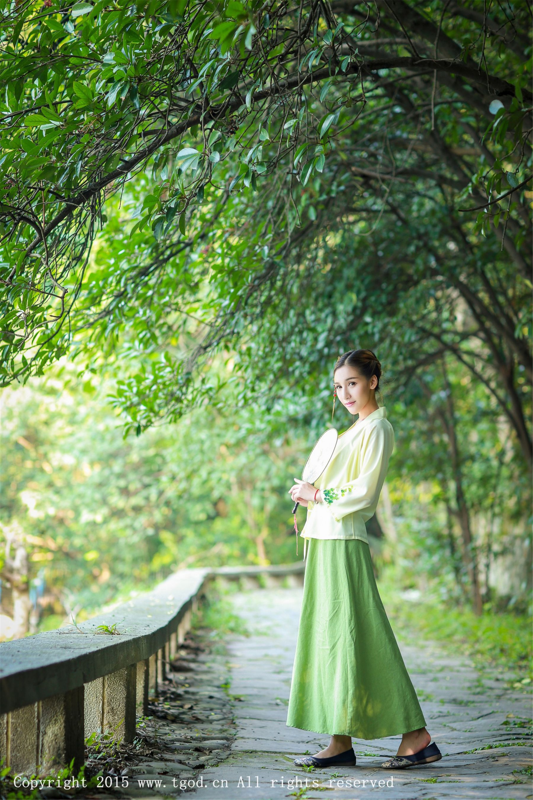 艾希ICE《女神身着清新汉服 从湖畔缓缓走来》  写真集-图7