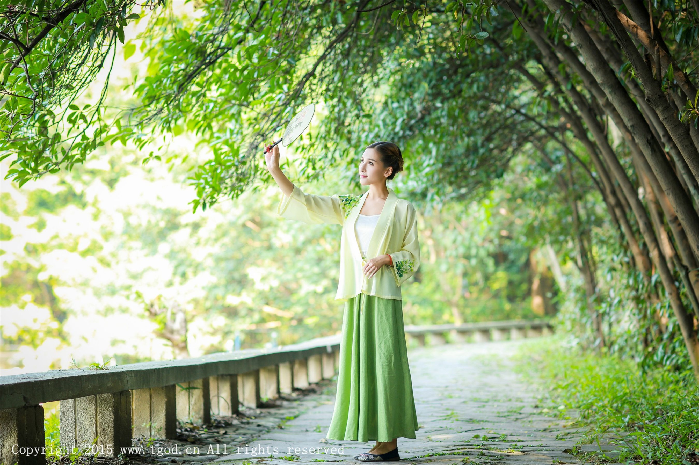 艾希ICE《女神身着清新汉服 从湖畔缓缓走来》  写真集-图8