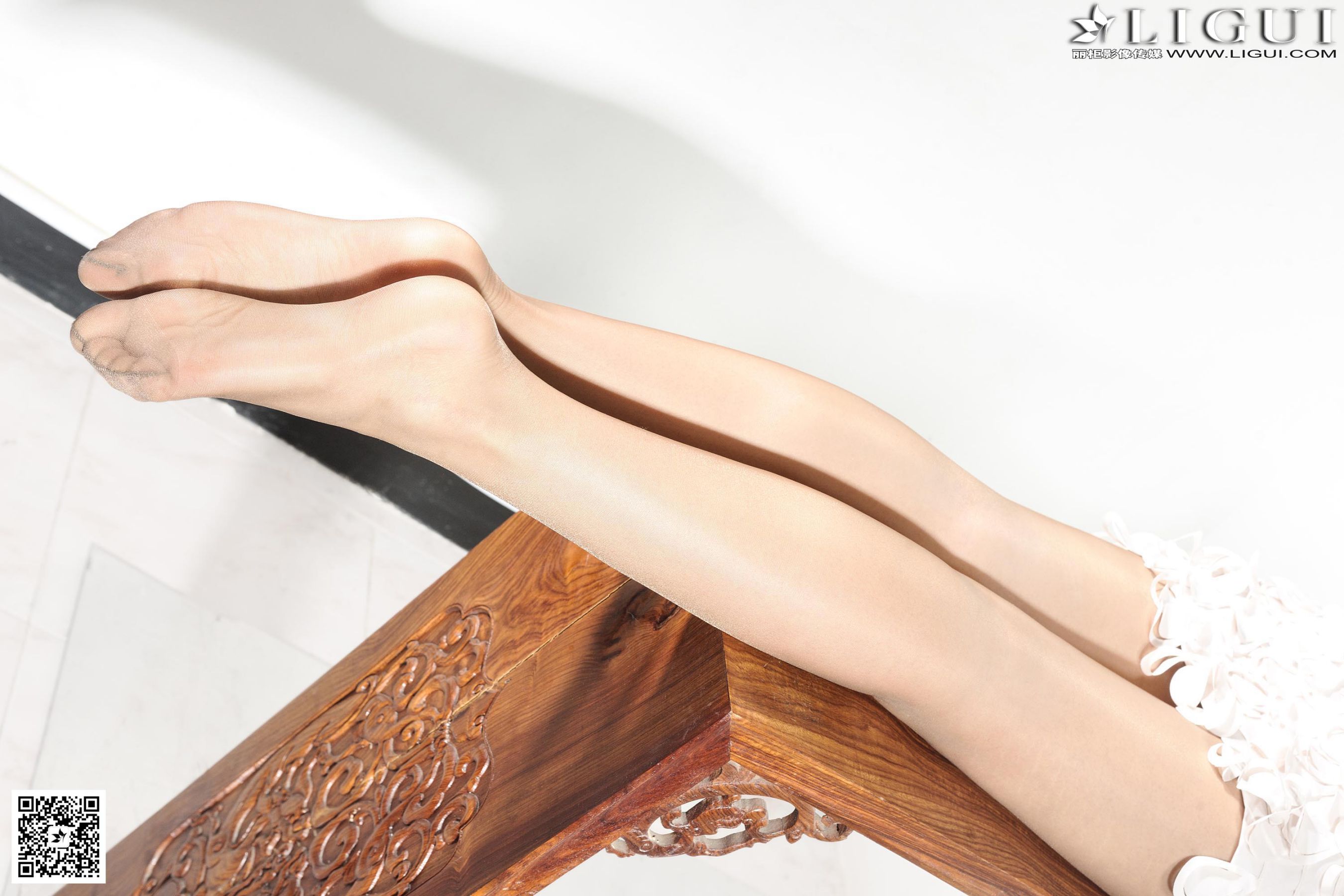 Model 可馨《木桌上的肉丝袜美足》上下全集  美腿玉足写真图片-图54
