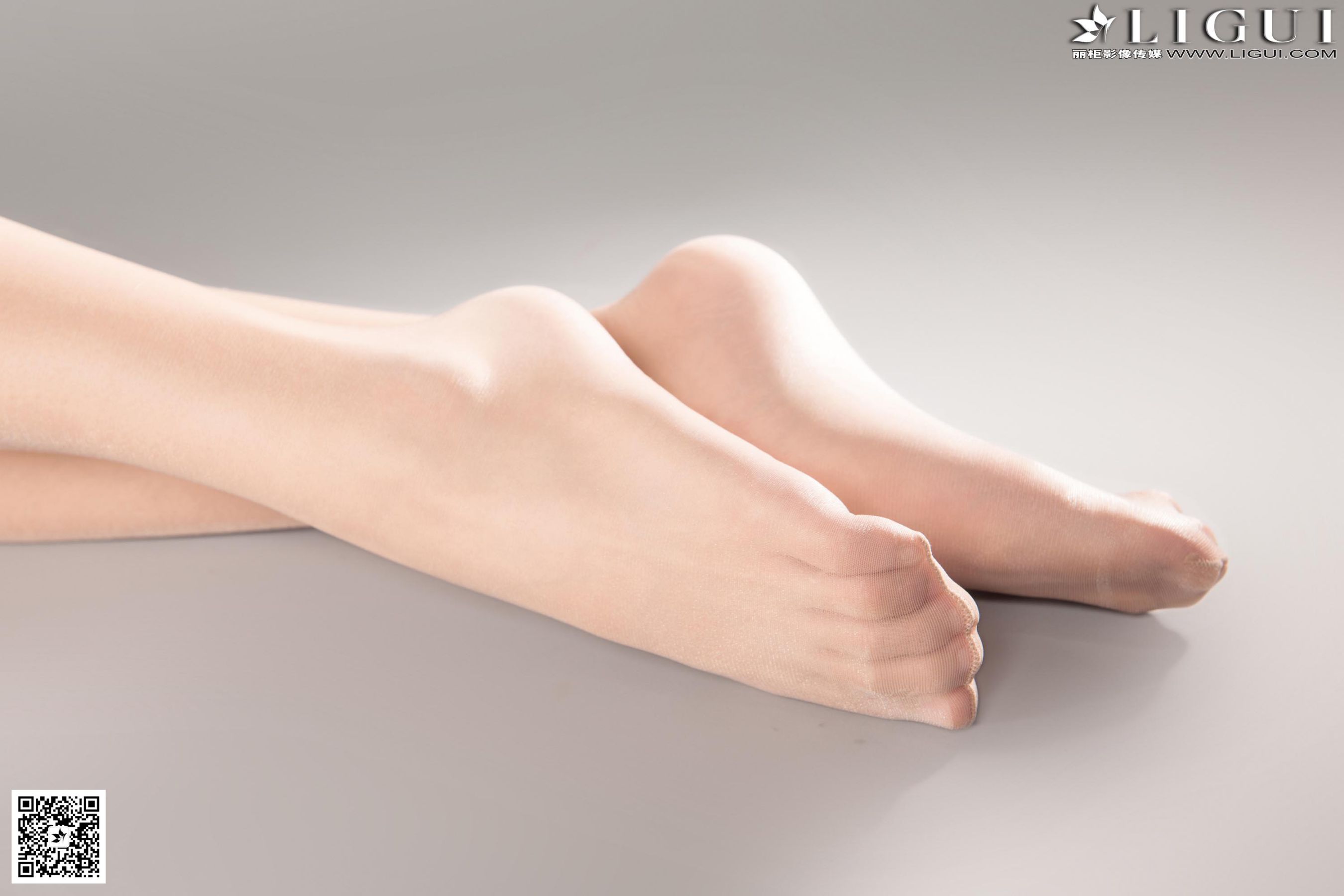 Model 曼蒂《职场丽人丝足》上下全集 美腿玉足写真图片-图47