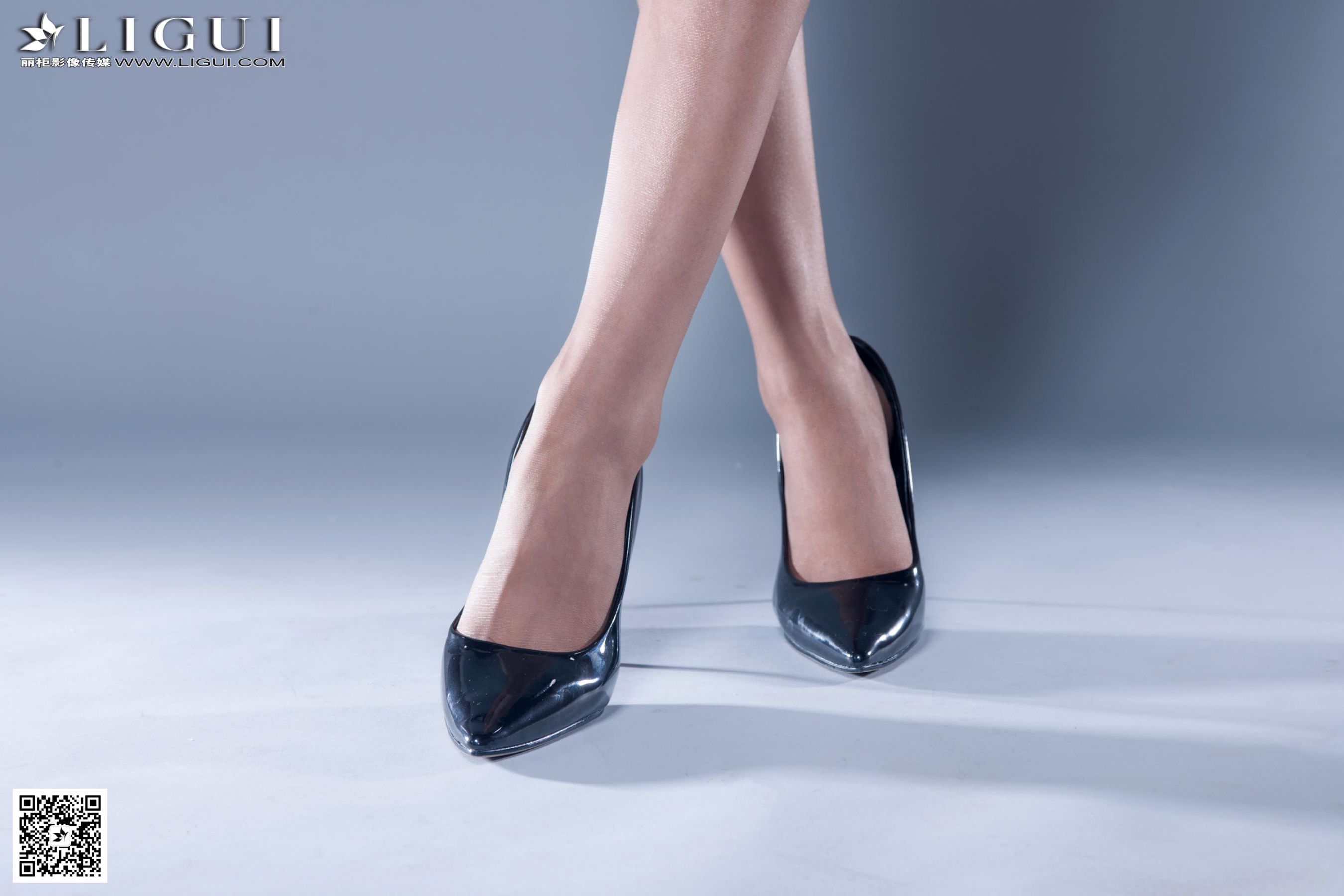 Model 潼潼《棚拍职业装丝足高跟》上下全集 美腿玉足写真图片-图2