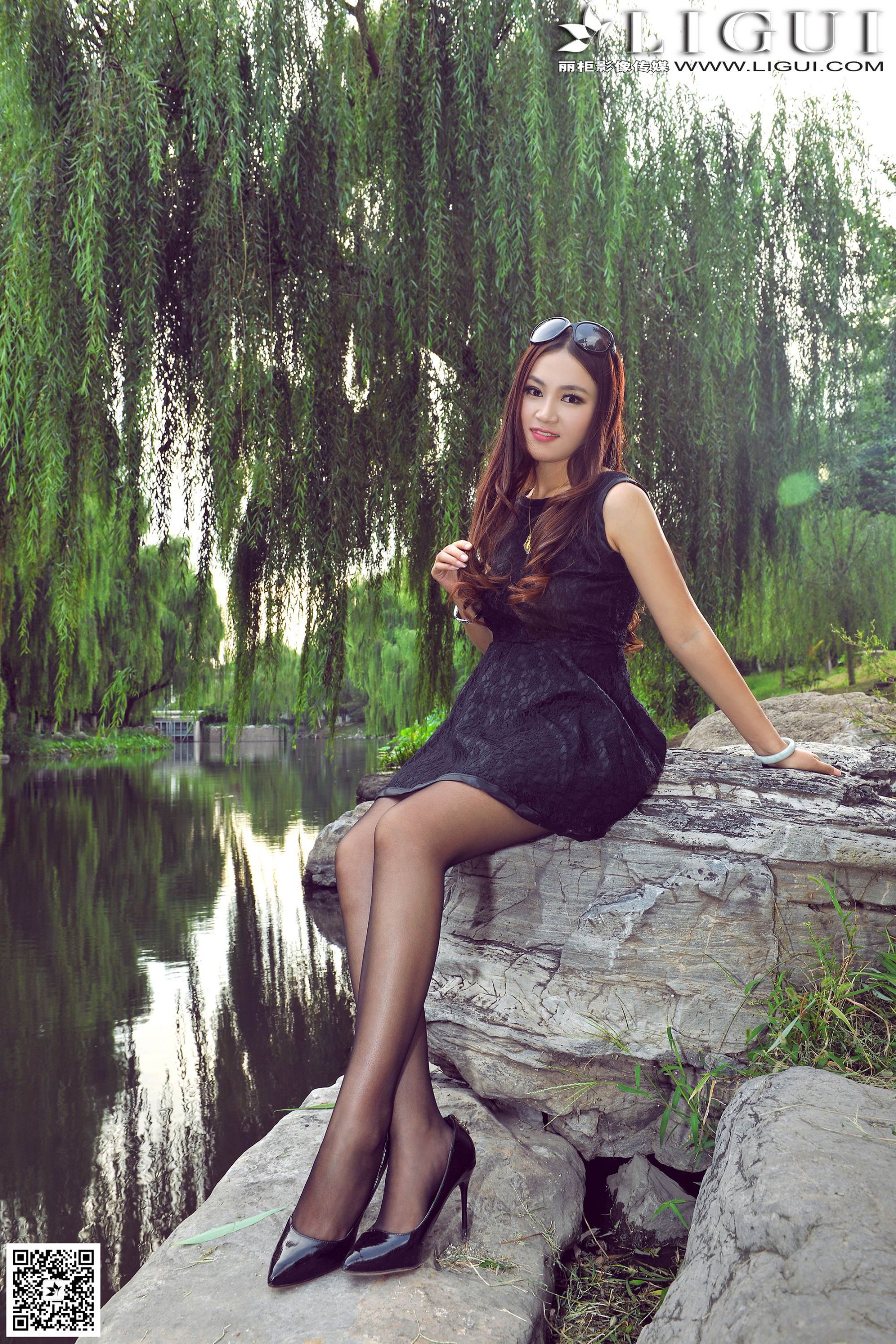 Model 叶子《公园黑丝高跟时尚外拍》上下全集  美腿玉足写真图片-图9