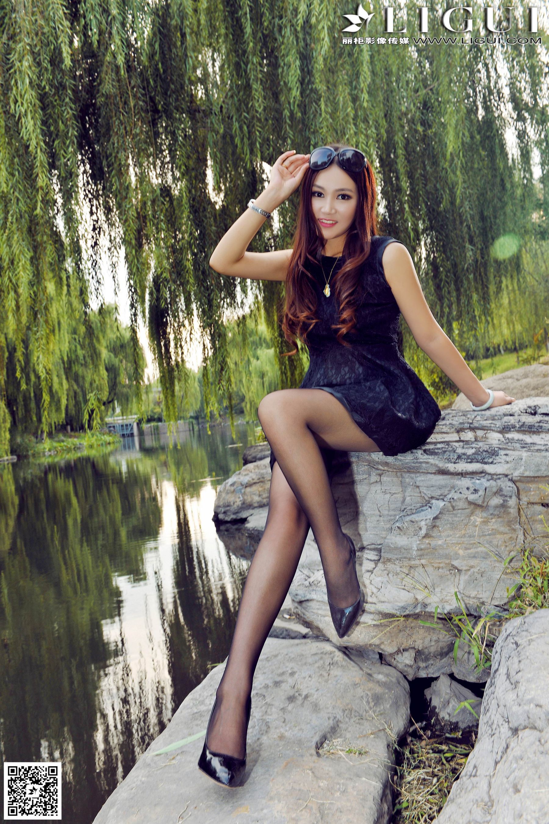 Model 叶子《公园黑丝高跟时尚外拍》上下全集  美腿玉足写真图片-图12
