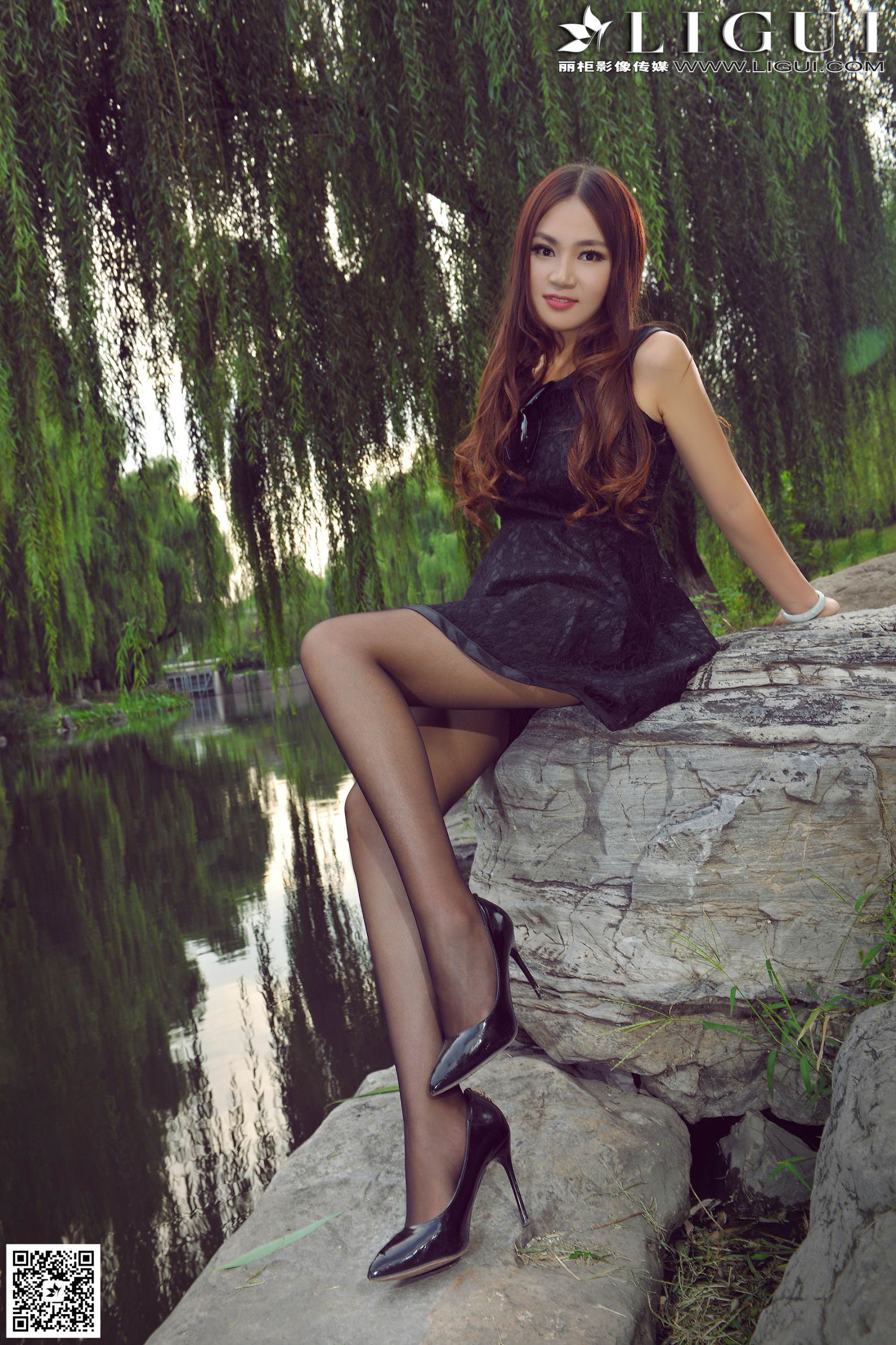 Model 叶子《公园黑丝高跟时尚外拍》上下全集  美腿玉足写真图片-图14