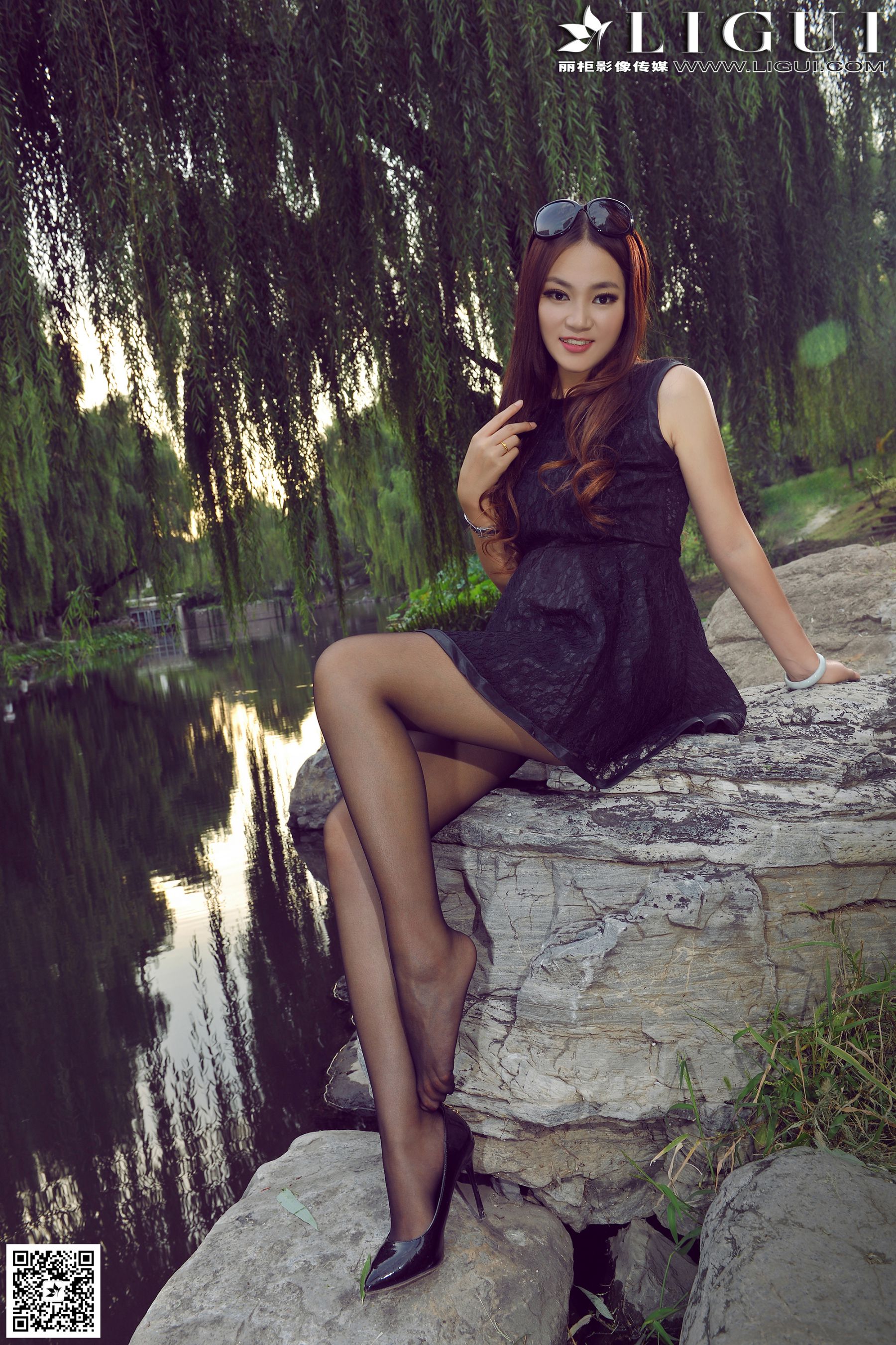 Model 叶子《公园黑丝高跟时尚外拍》上下全集  美腿玉足写真图片-图23