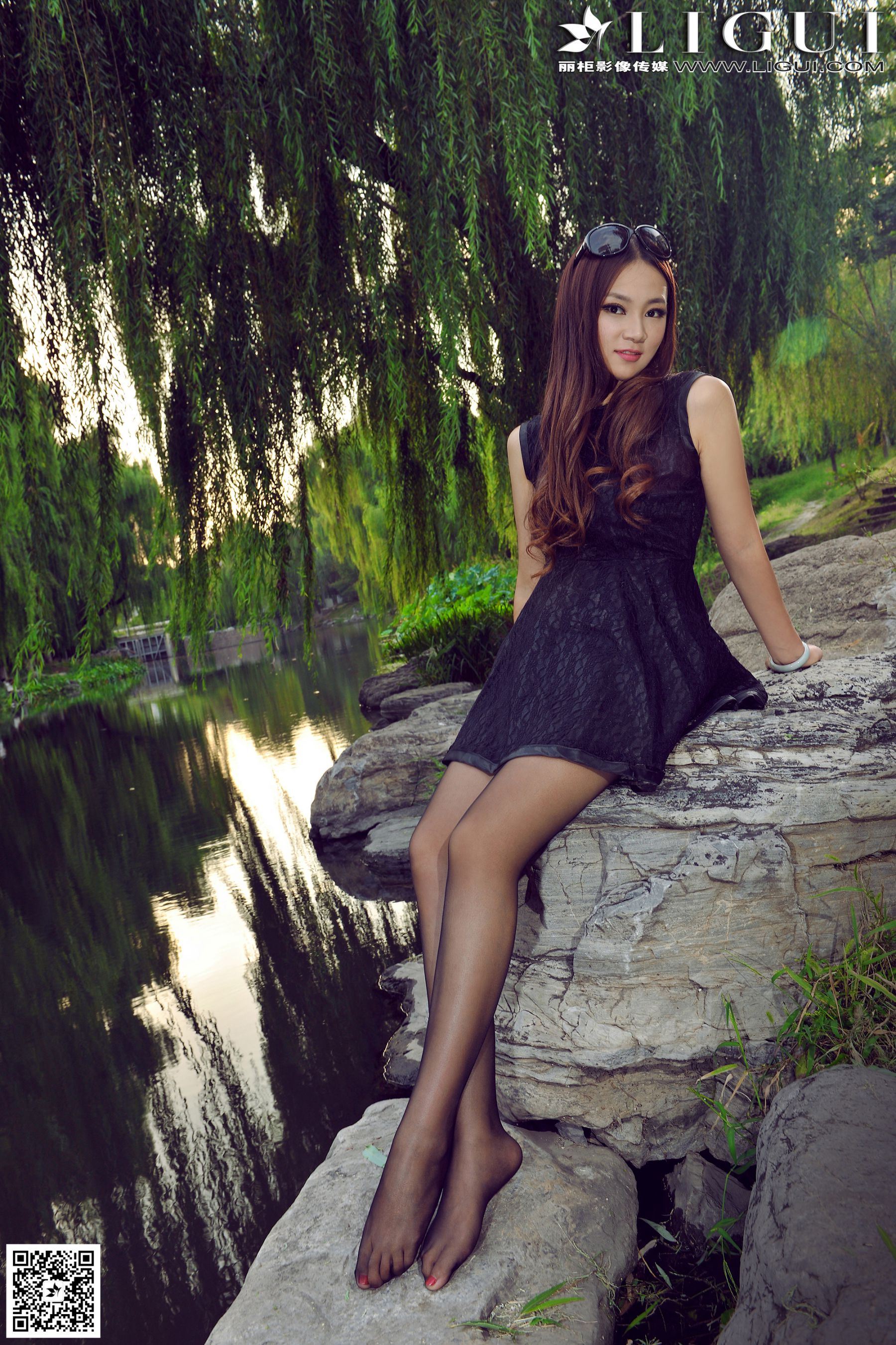 Model 叶子《公园黑丝高跟时尚外拍》上下全集  美腿玉足写真图片-图26