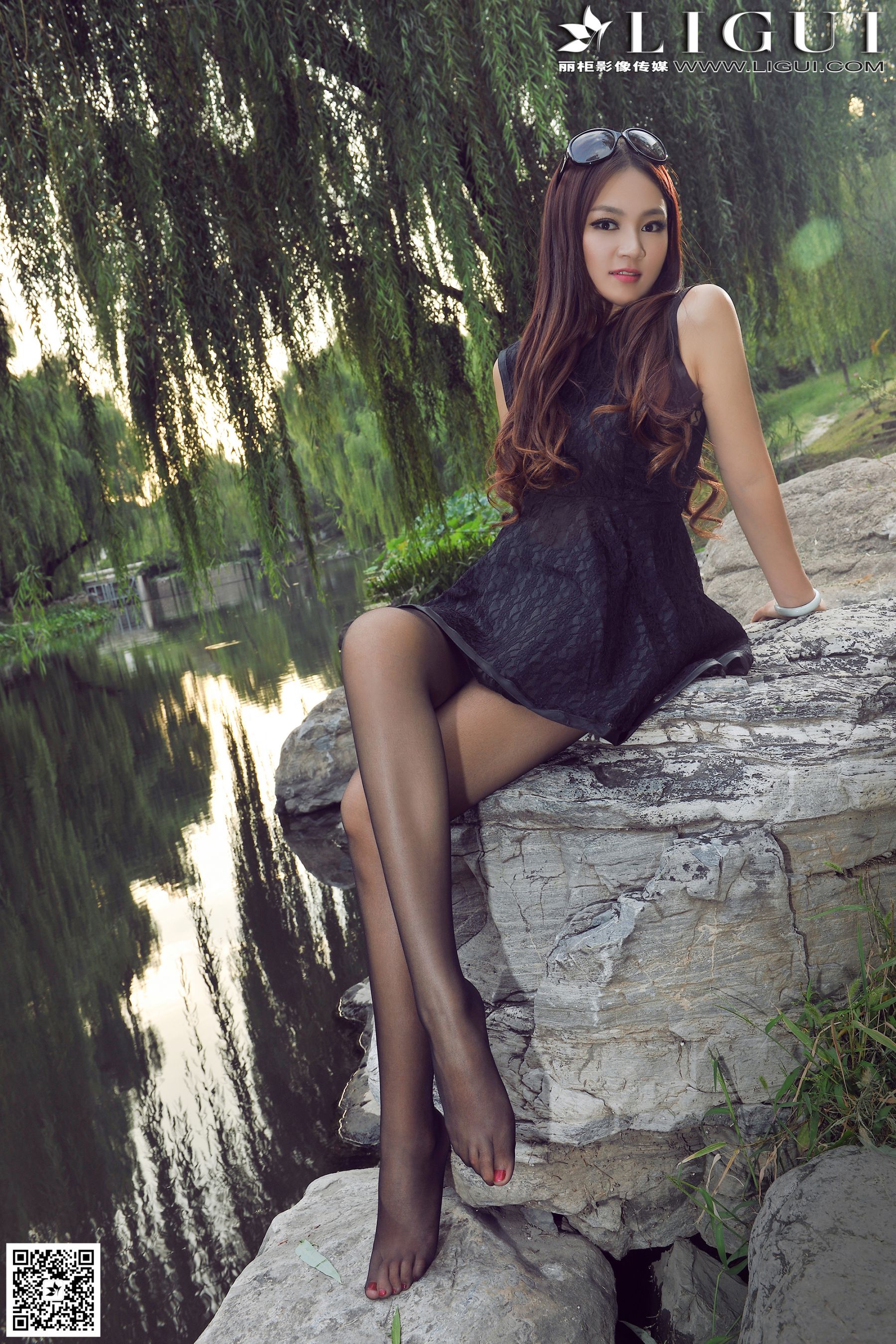 Model 叶子《公园黑丝高跟时尚外拍》上下全集  美腿玉足写真图片-图29