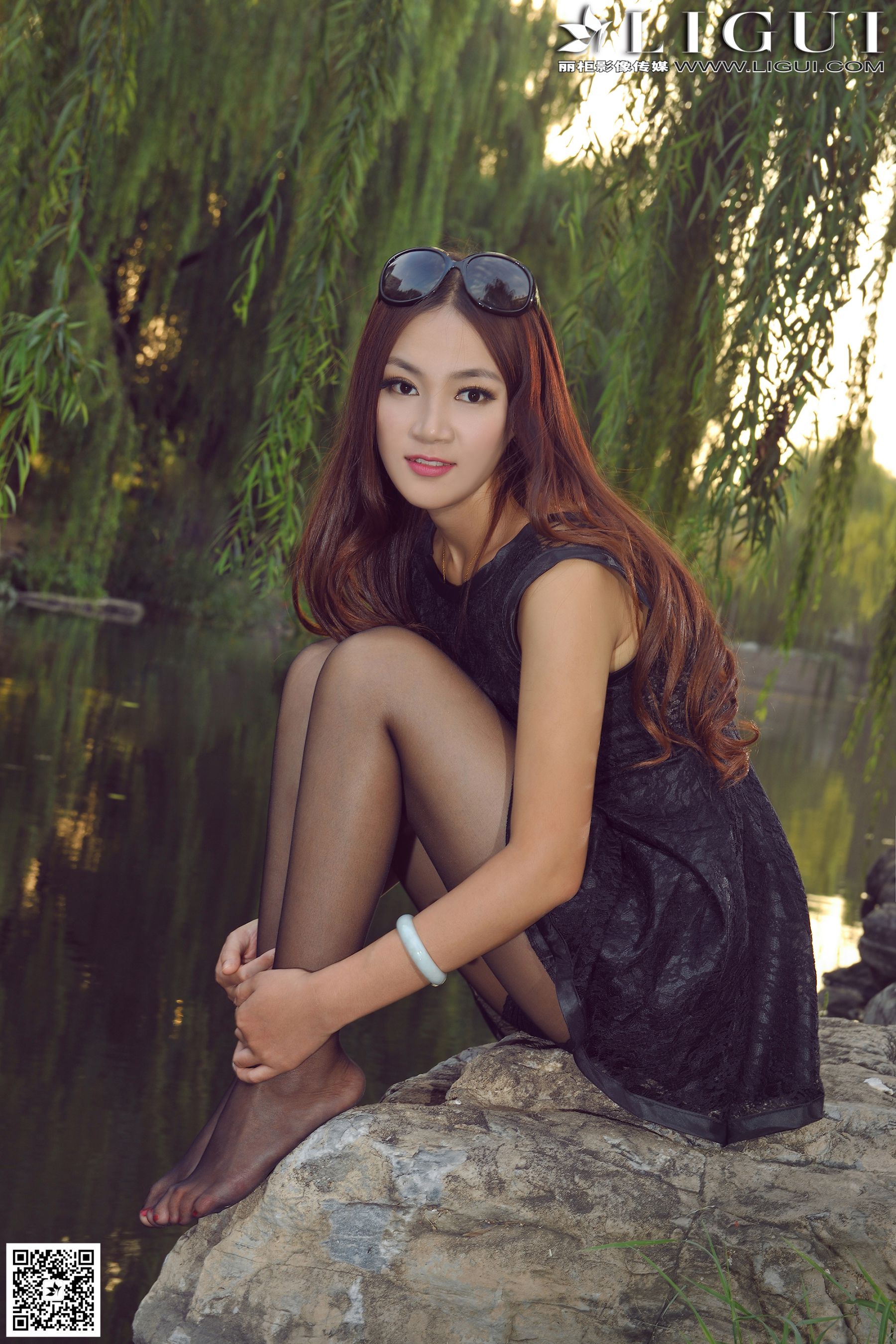 Model 叶子《公园黑丝高跟时尚外拍》上下全集  美腿玉足写真图片-图32