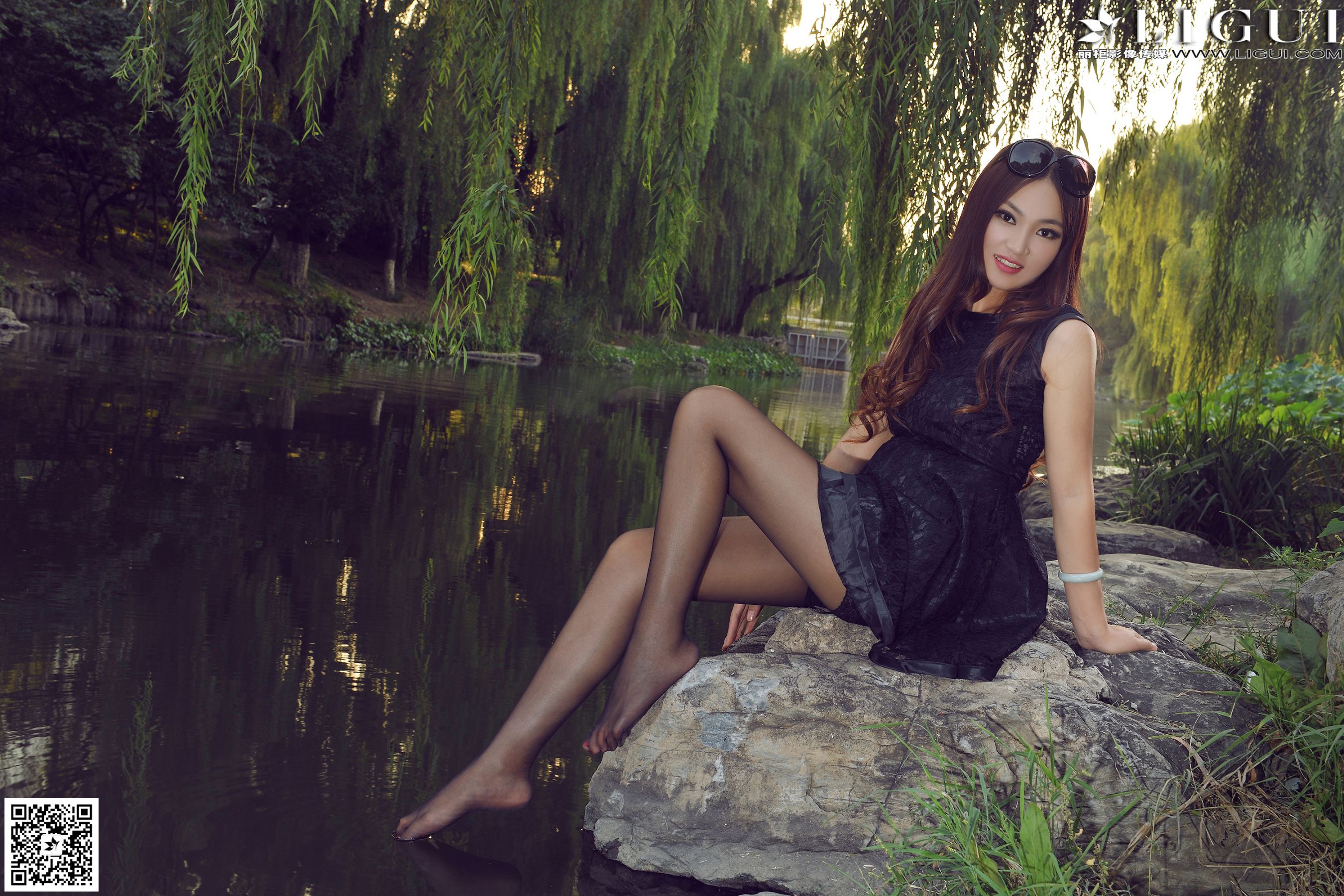 Model 叶子《公园黑丝高跟时尚外拍》上下全集  美腿玉足写真图片-图35