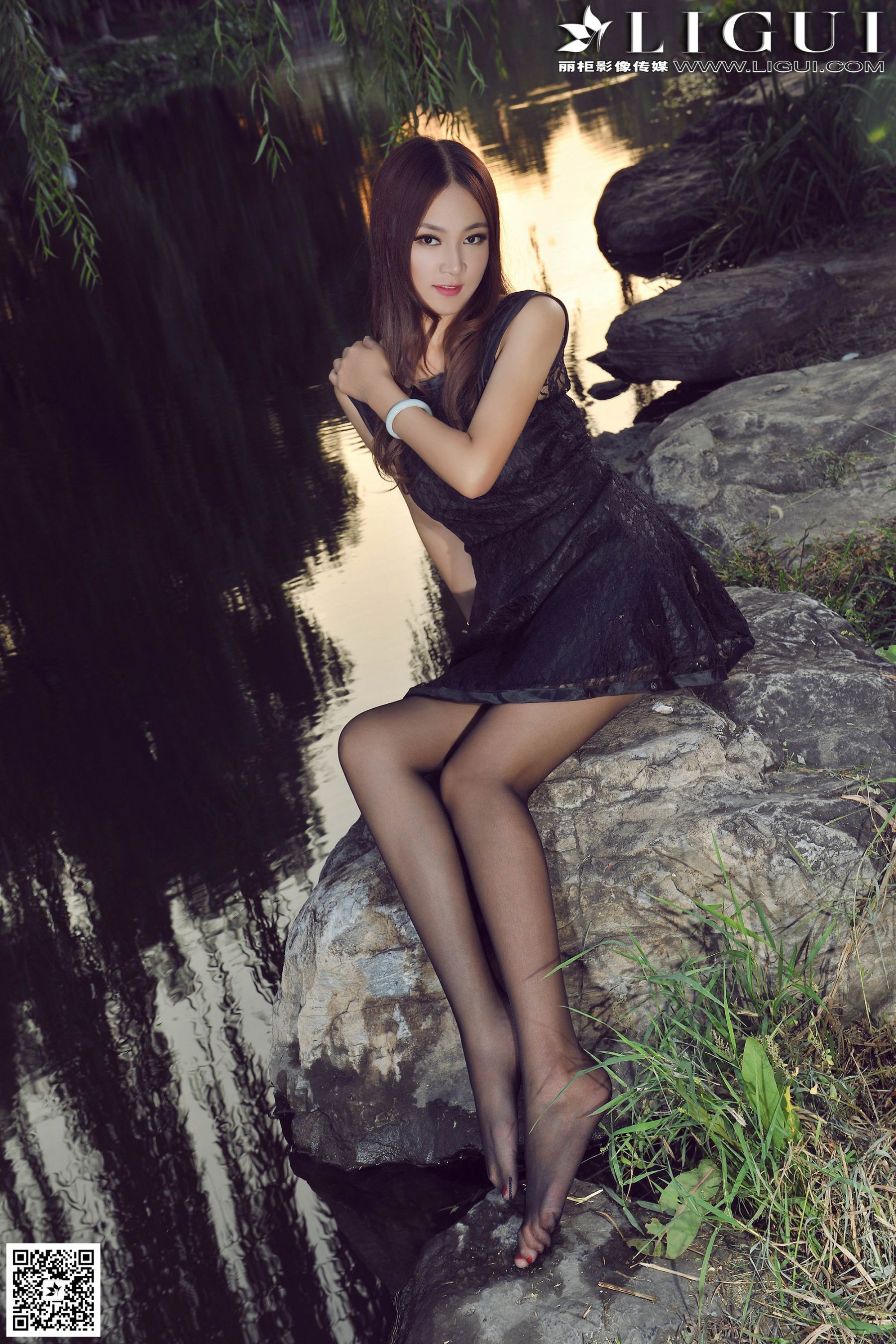 Model 叶子《公园黑丝高跟时尚外拍》上下全集  美腿玉足写真图片-图61
